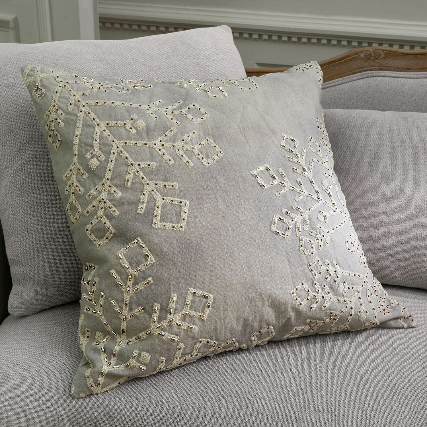 Copricuscino Halezan Cuscino decorativo beige con ricamo e paillettes su divano grigio chiaro, tessile per interni