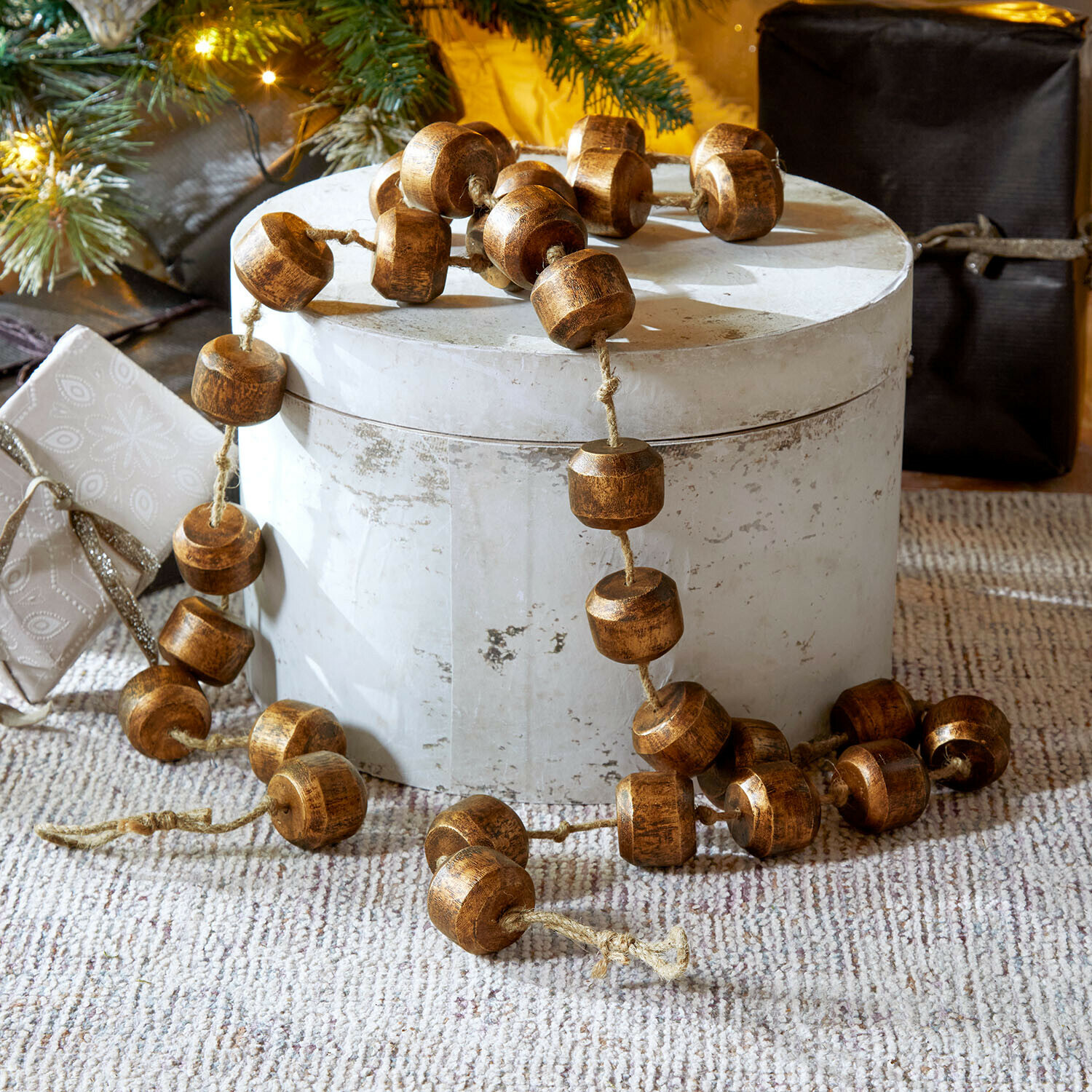 Garland Caralinas Ghirlanda decorativa di perle di legno marrone su sfondo chiaro, ornamento natalizio