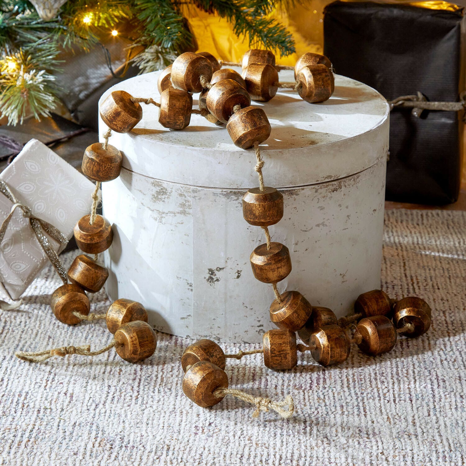 Garland Caralinas Ghirlanda decorativa di perle di legno marrone su sfondo chiaro, ornamento natalizio
