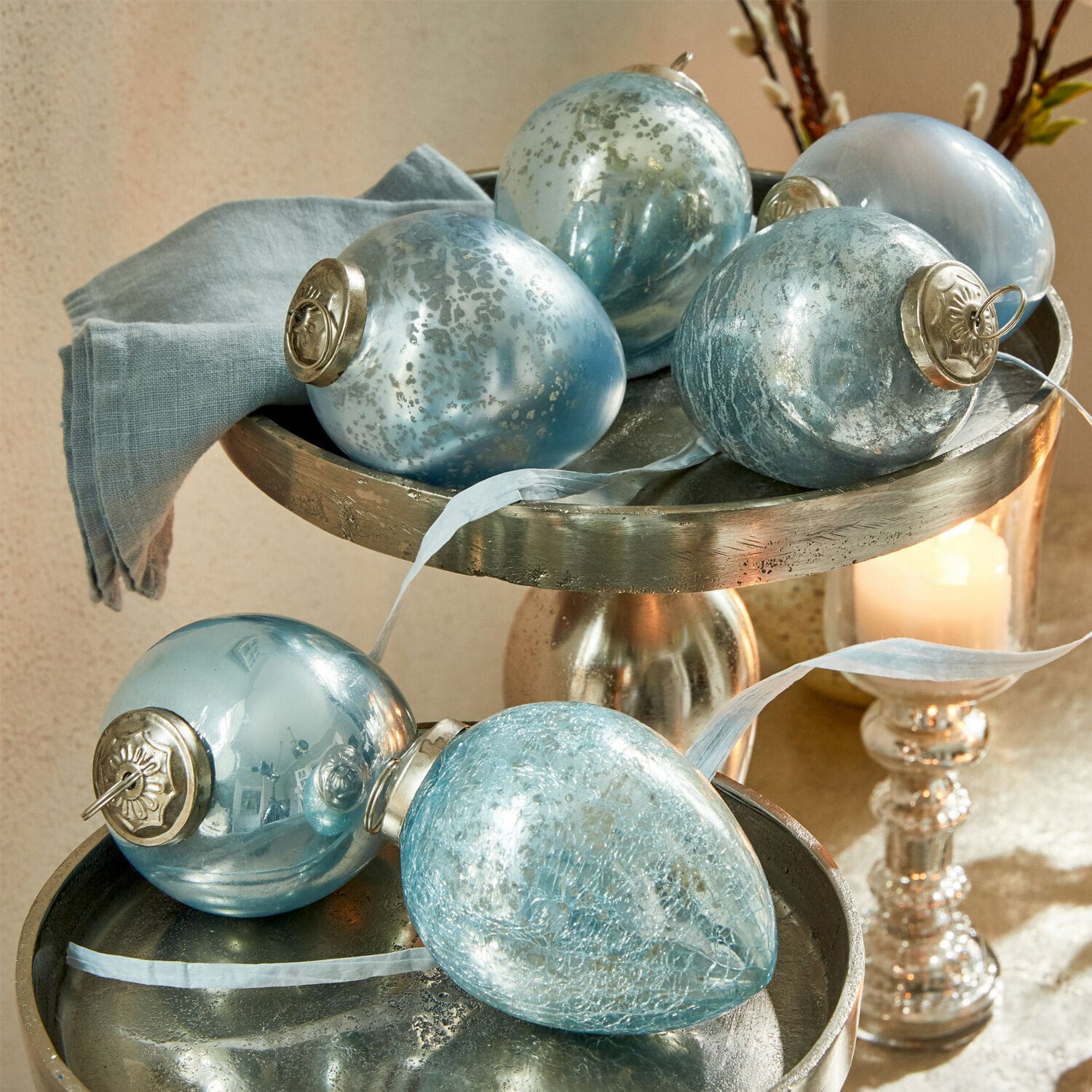 Set di 6 uova di Pasqua Cataleya Set di palline di Natale in vetro blu con ganci metallici su un vassoio decorativo argentato