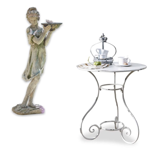 Statua decorativa verde di donna con vassoio accanto a tavolino bianco in metallo con tazze e vassoio