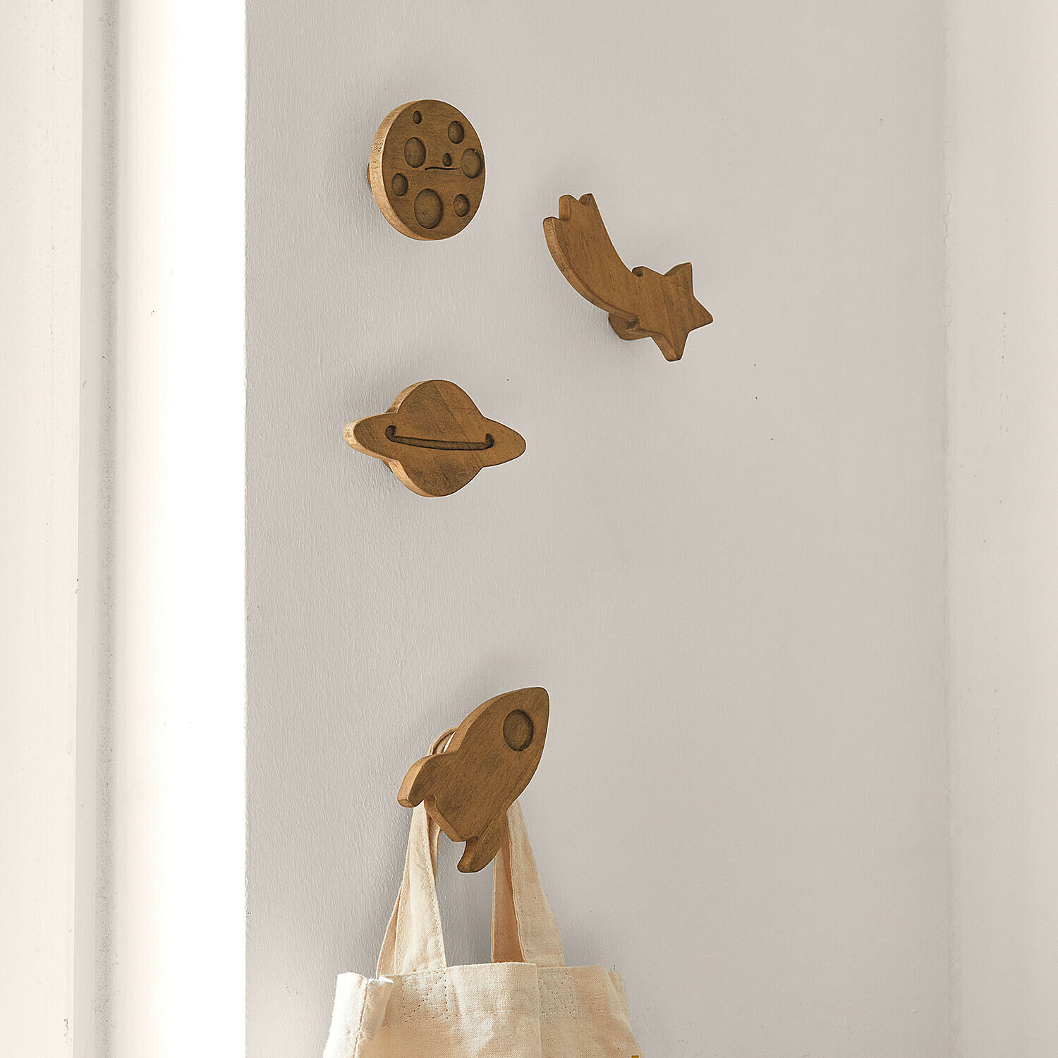 Set di 4 ganci da parete Xeltra Appendini da parete in legno a forma di razzo, pianeta, cometa e luna colore naturale per cameretta