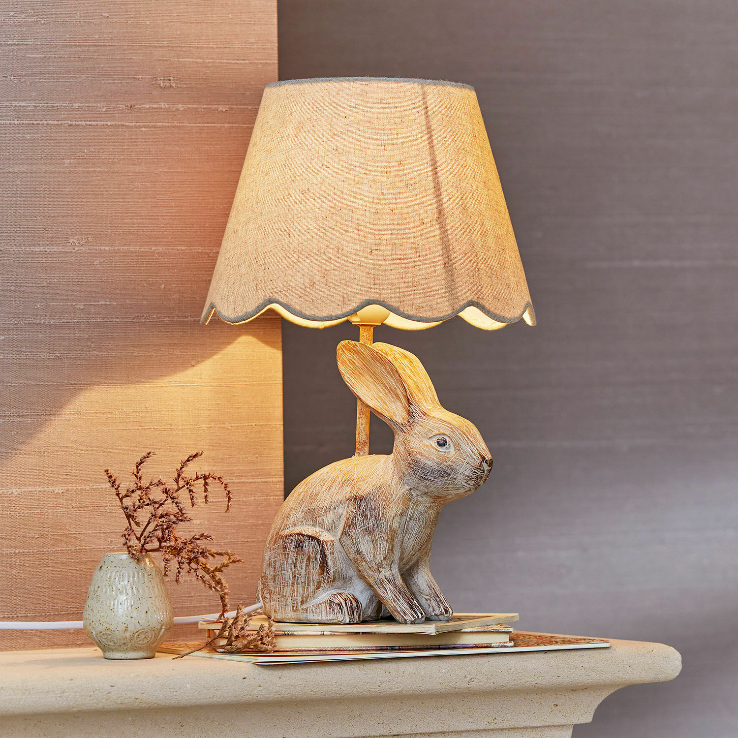 Lampada da tavolo Ryen Lampada da tavolo con paralume beige e base a coniglio in legno, decorazione accogliente