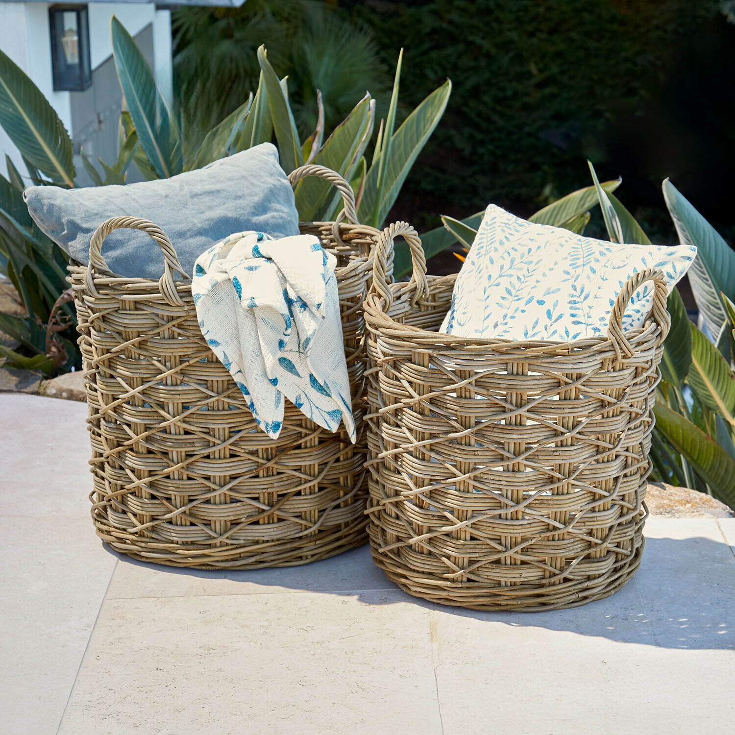Coppia di cestini Calvado Due ceste in vimini naturale con cuscini e coperta, decorazione esterna per giardino