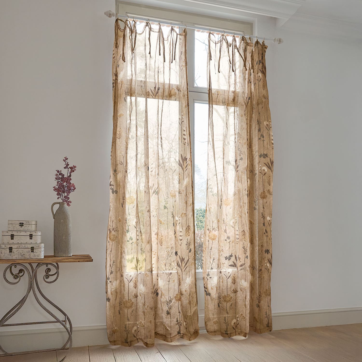 Tende trasparenti in lino beige con motivo floreale, decorazione elegante per finestre soggiorno