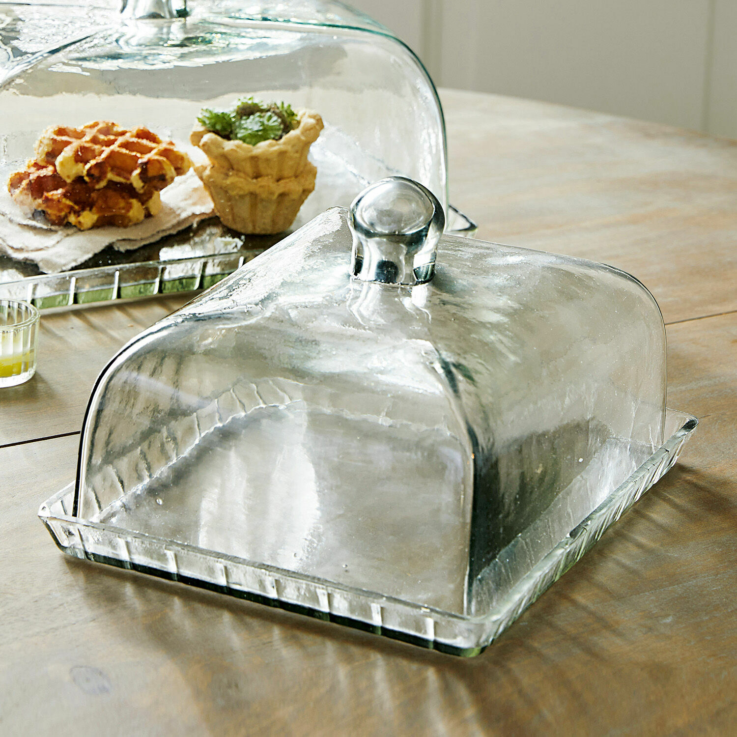Campana di vetro Termes Campana in vetro trasparente con vassoio quadrato per servire dolci e snack