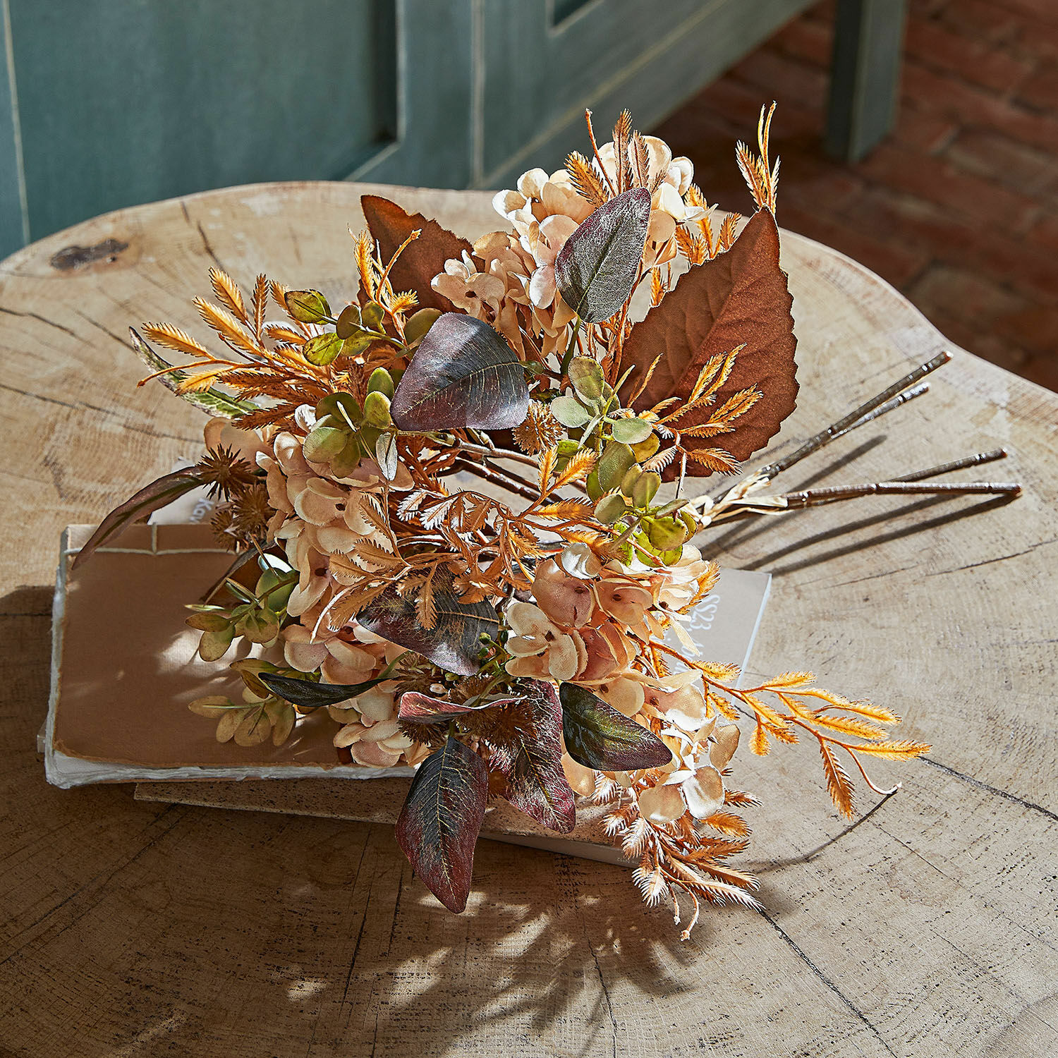 Mazzo di fiori decorativo Grazietta Mazzo di fiori artificiali beige e marroni su tavolo in legno per decorazione d'interni