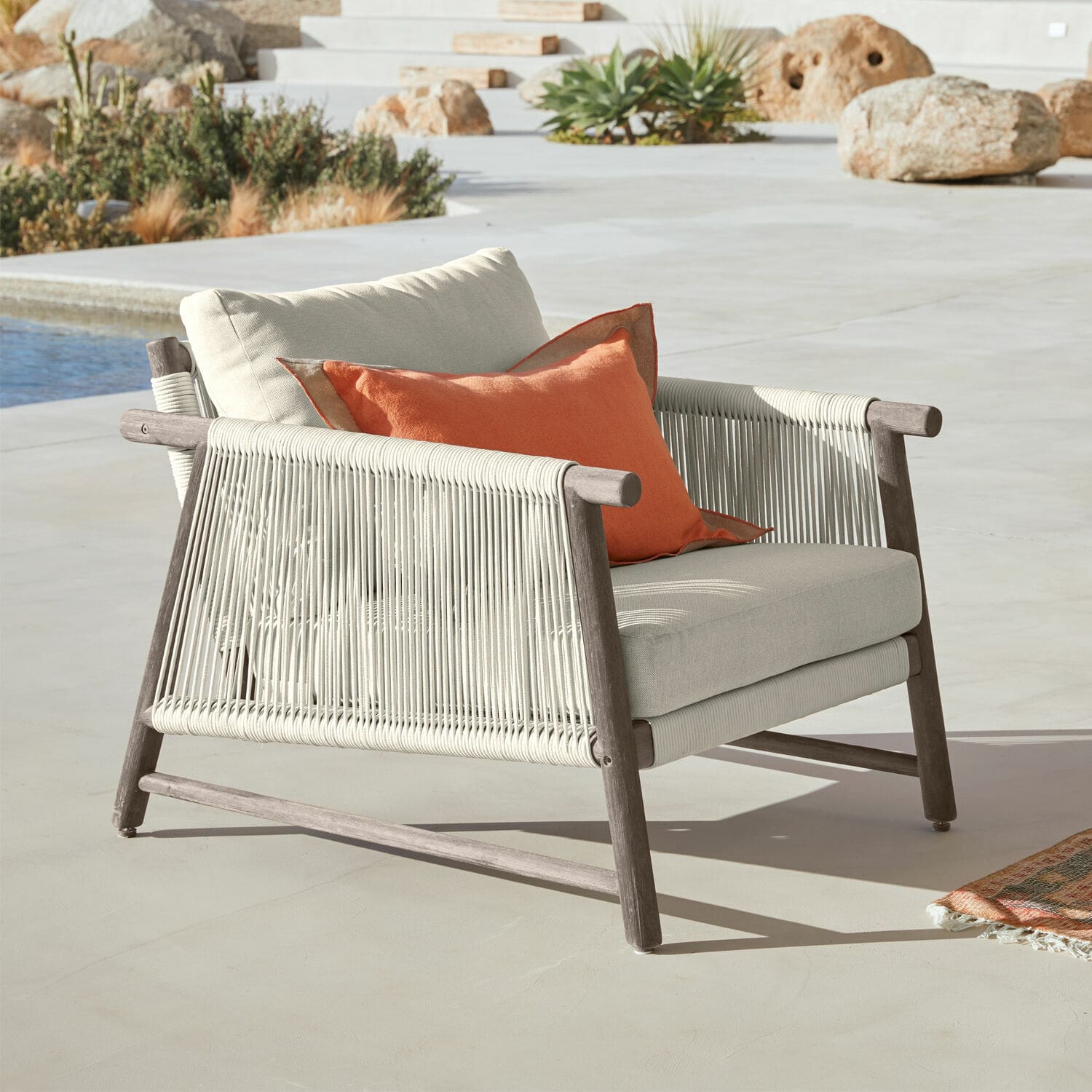 Poltrona FSC®-100% Clarmontaine Poltrona da esterno in legno e corda beige con cuscino arancione, arredamento per terrazza