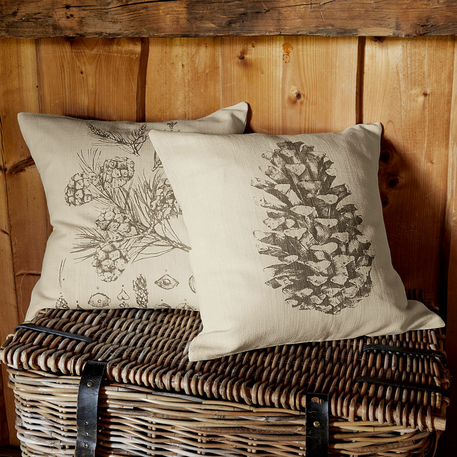 Coppia di copricuscini Pinus Cuscini in lino beige con stampa di pigne e rami su cesta di vimini, decorazione naturale per interni