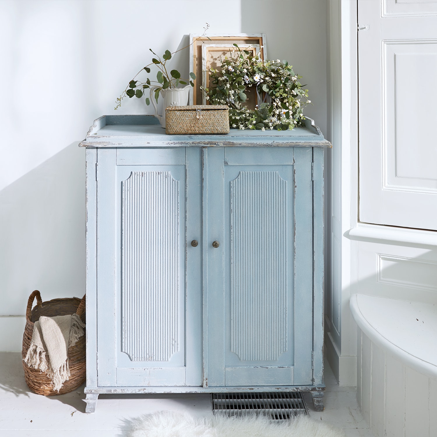 Credenza in legno blu con finitura invecchiata e pannelli decorativi, mobile vintage per soggiorno