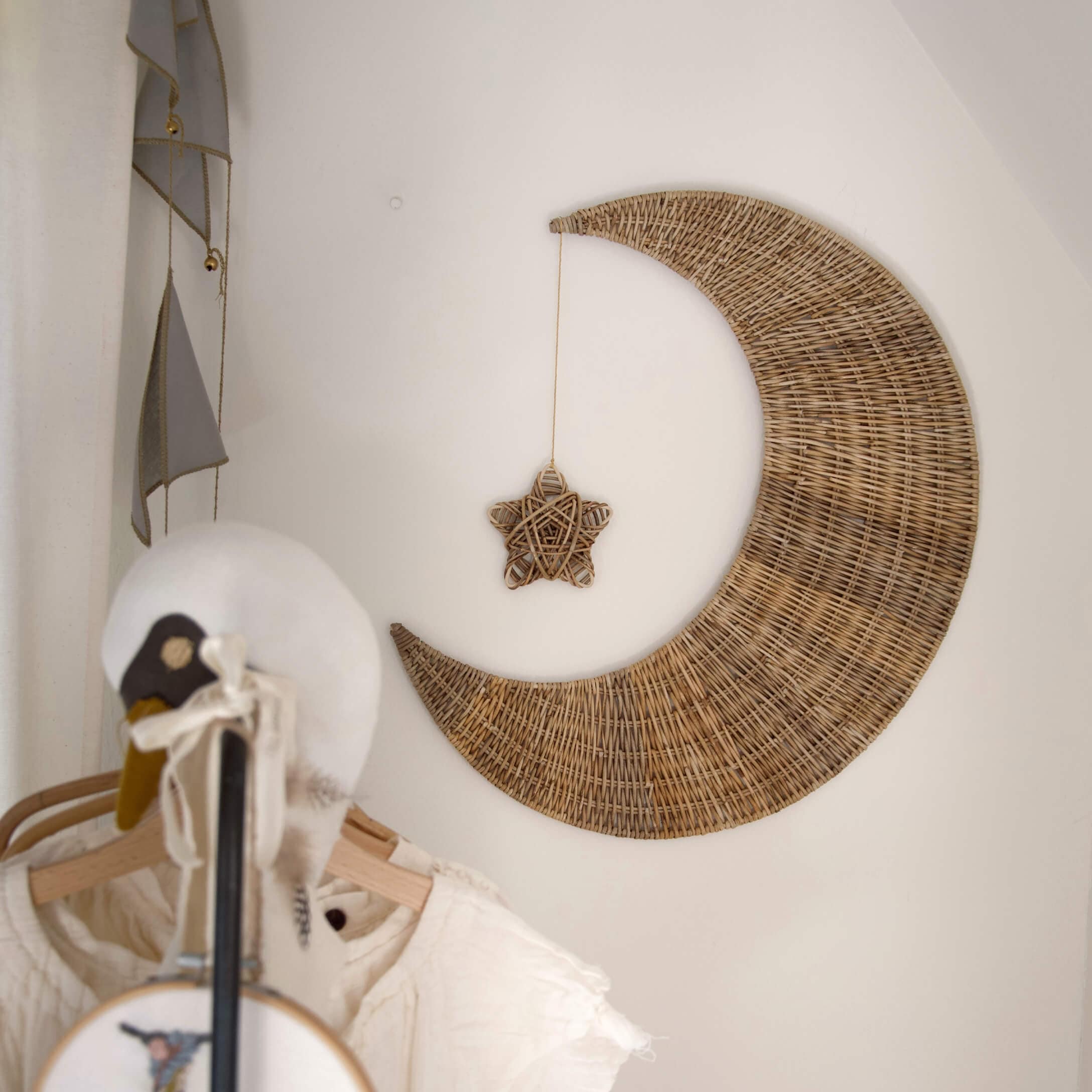 Decorazione da parete in vimini a forma di luna con stella sospesa, colore naturale per cameretta