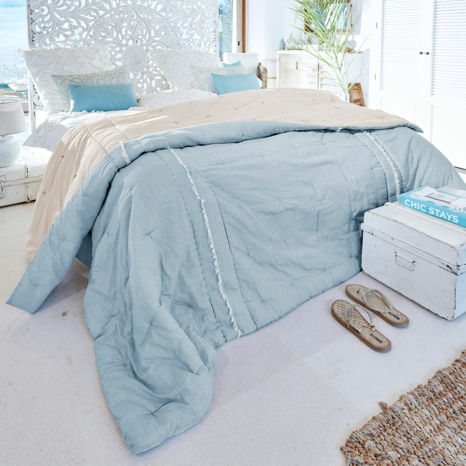 Trapunta Agnes Trapunta reversibile in cotone beige e azzurro per una camera da letto moderna e luminosa