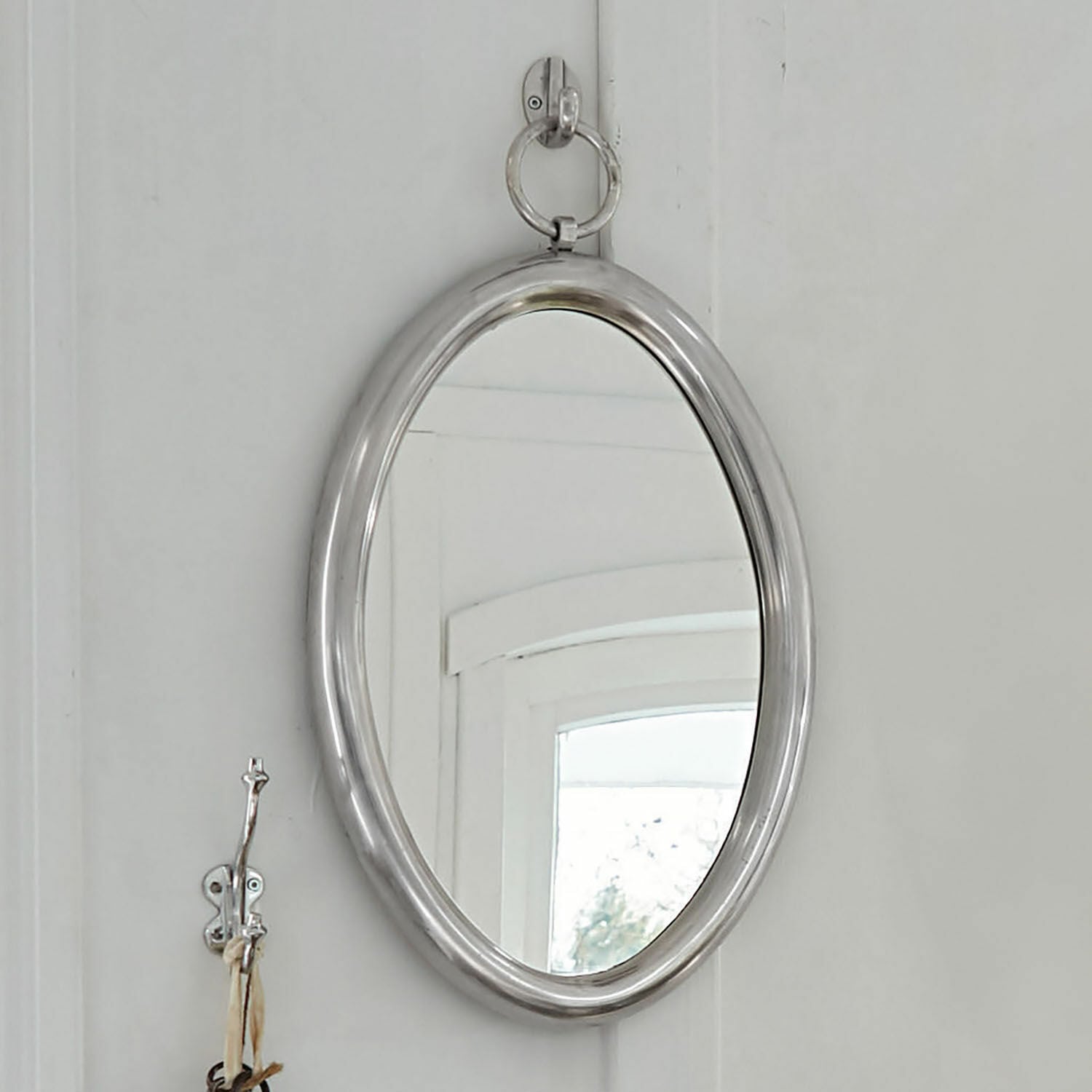 Specchio Thorsby Specchio ovale con cornice metallica argento per decorazione da parete interna