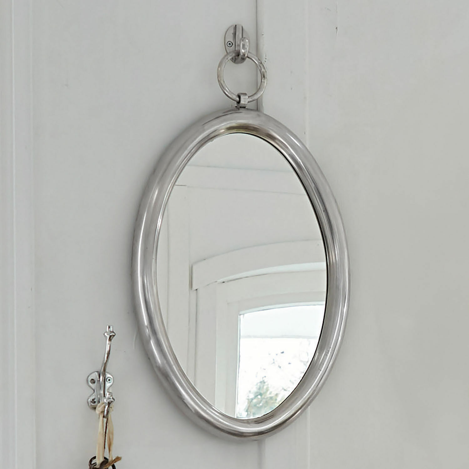 Specchio Thorsby Specchio ovale con cornice metallica argento per decorazione da parete interna