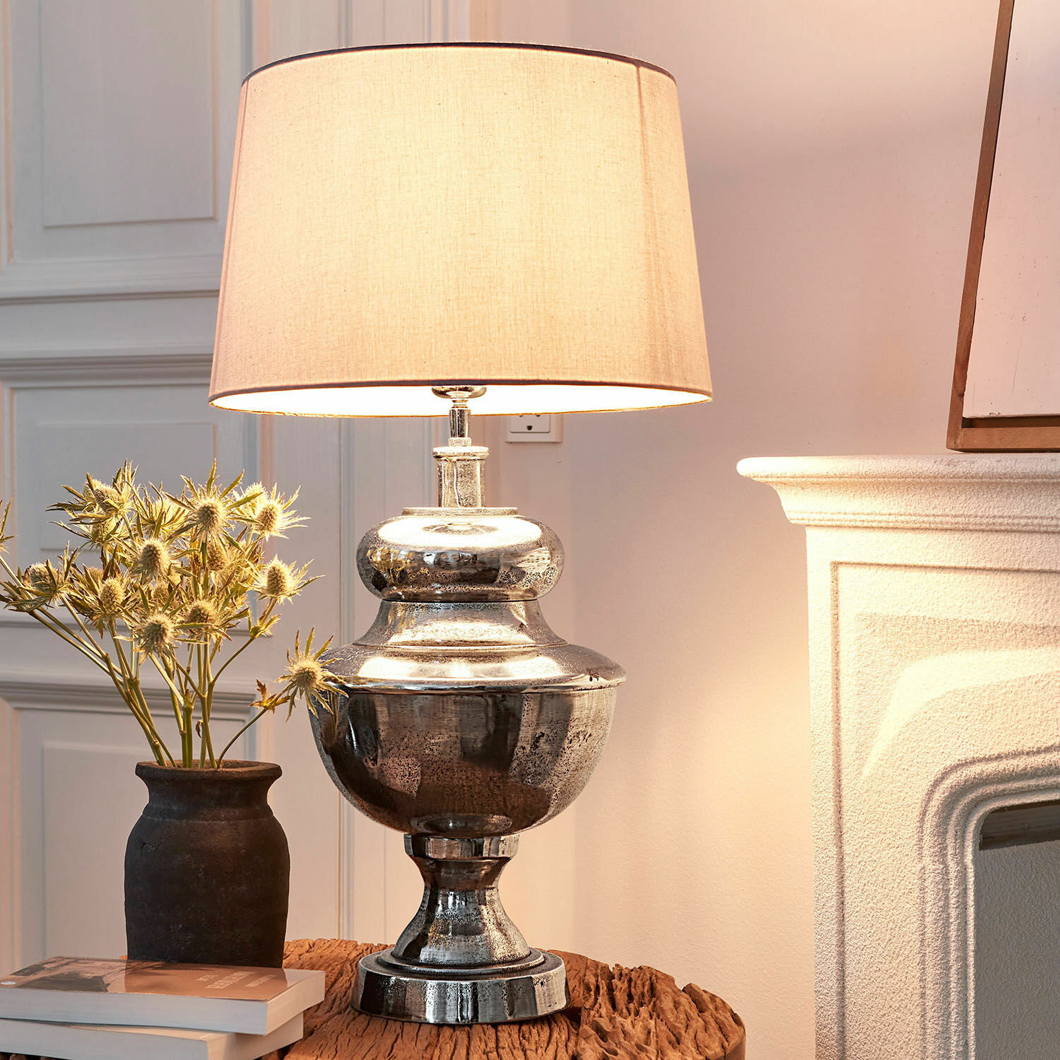 Lampada da tavolo Kalvin Lampada da tavolo con base in metallo argentato e paralume beige su tavolo in legno
