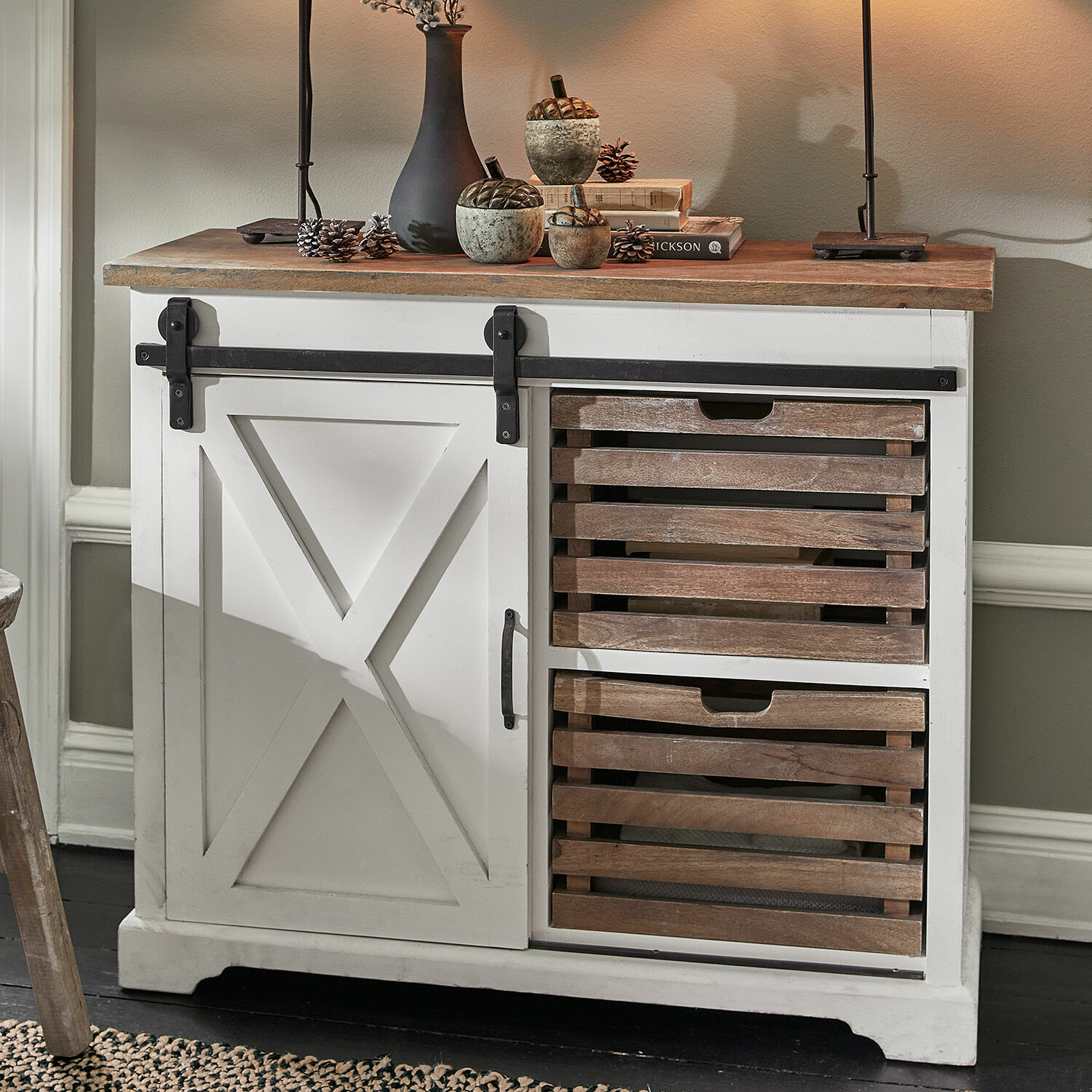 Comò Bastid Madia in legno bianco con piano naturale e due cassetti in legno rustico per spazio contenitivo