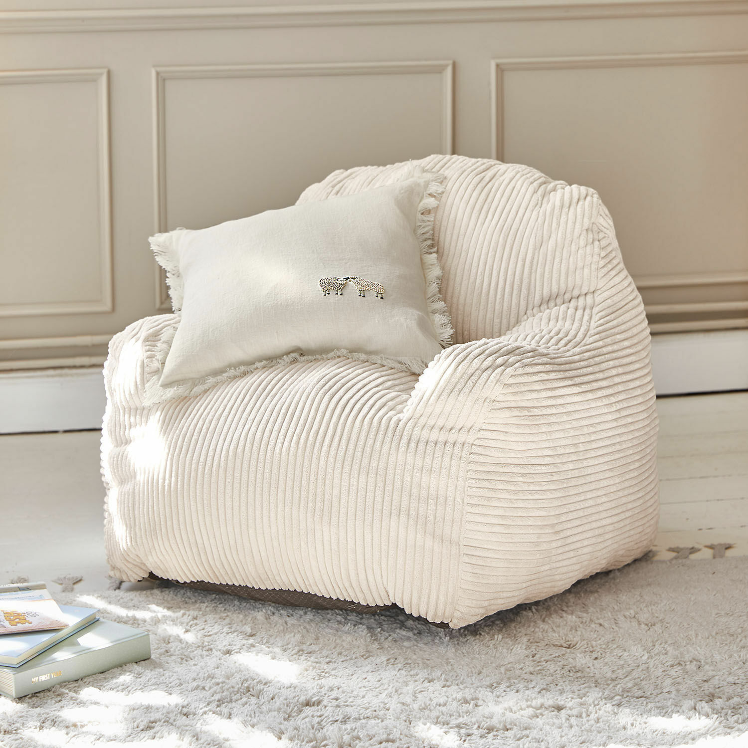 Poltrona per bambini Sorvani Poltrona morbida in velluto a coste beige con cuscino chiaro con frange e ricamo di pecore