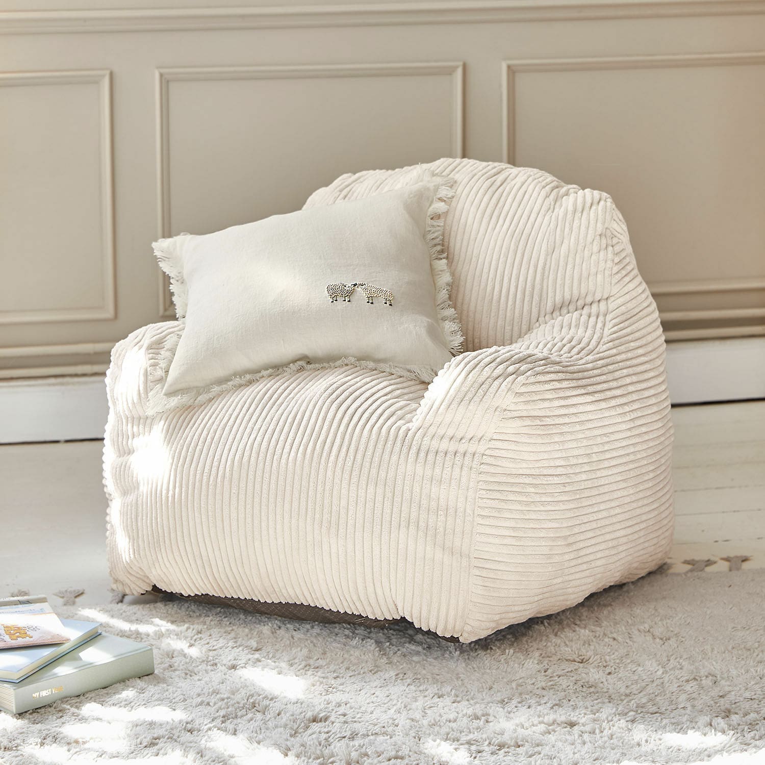 Poltrona per bambini Sorvani Poltrona morbida in velluto a coste beige con cuscino chiaro con frange e ricamo di pecore