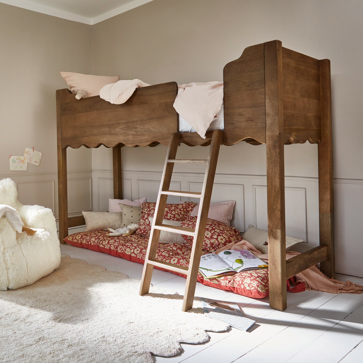 Letto a soppalco Jomilas Letto a castello in legno marrone con scaletta e cuscini morbidi sotto, camera bambini luminosa