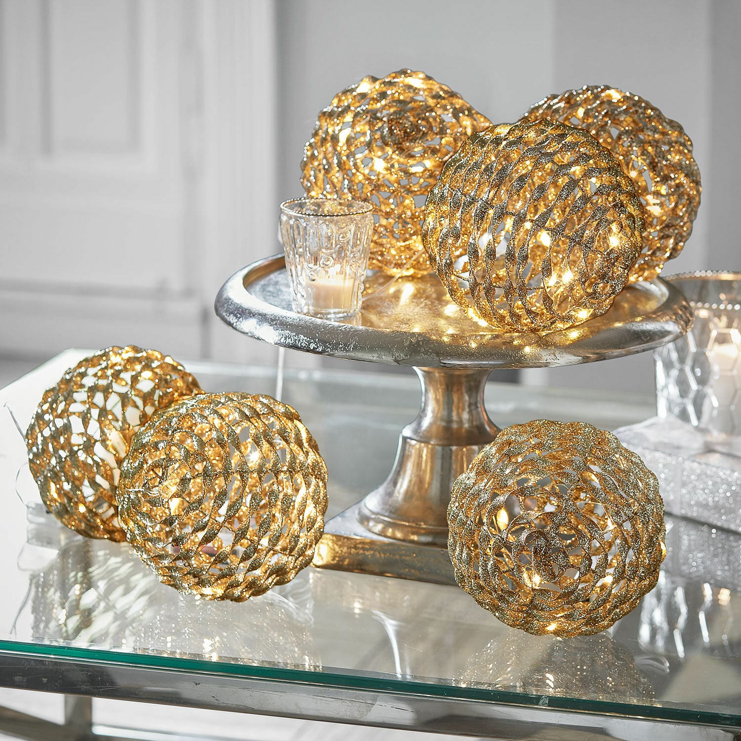 Set di 6 palline luminose a LED Serivane Sfere luminose decorative dorate con glitter su vassoio argentato, illuminazione festiva elegante