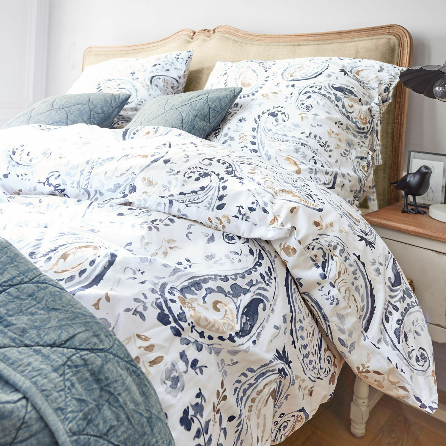 Biancheria da letto Le Perron Biancheria da letto in cotone bianco con motivo paisley blu, cuscini e copriletto blu