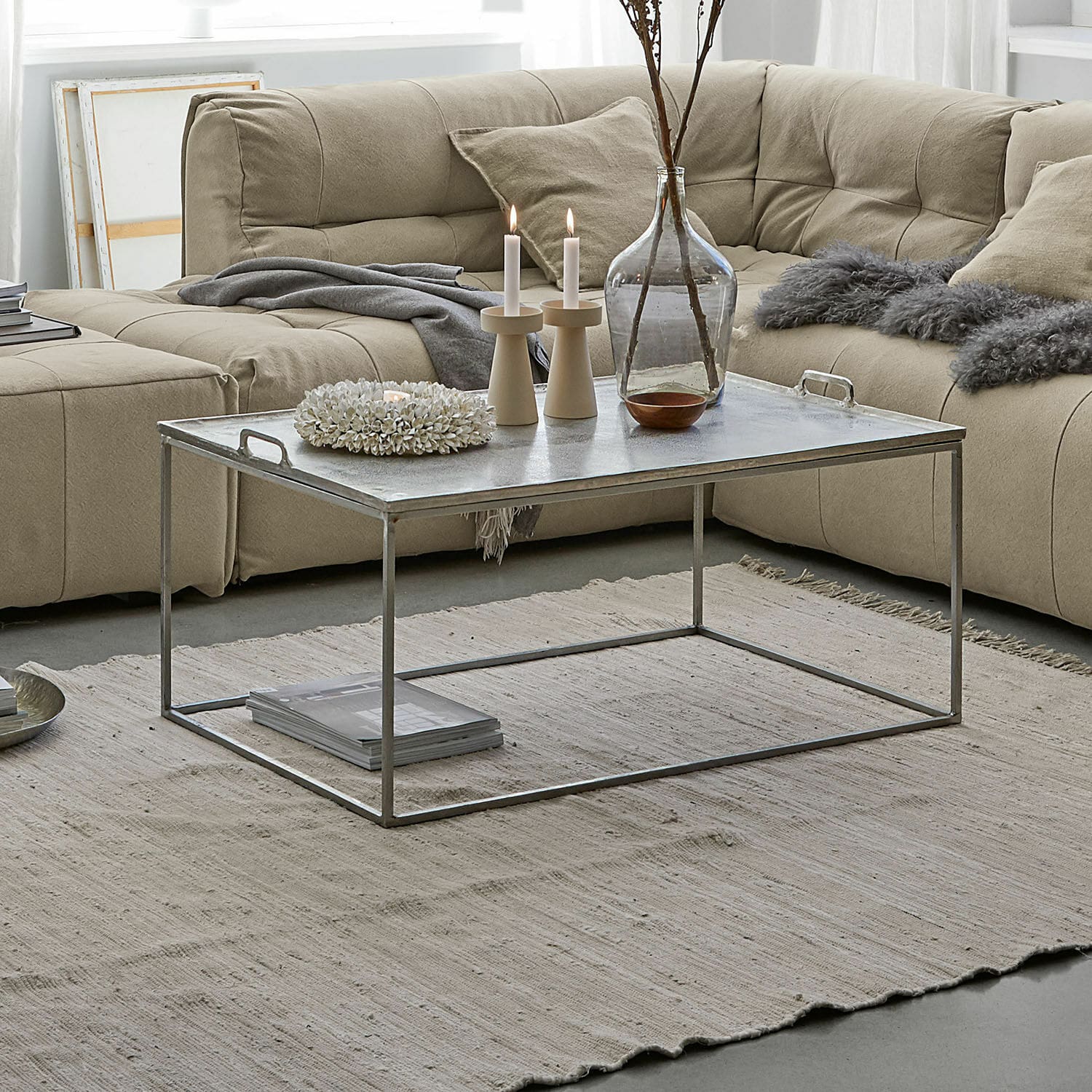 Tavolino da salotto Bellingham Tavolino da salotto con struttura metallica e piano argento su tappeto beige in soggiorno