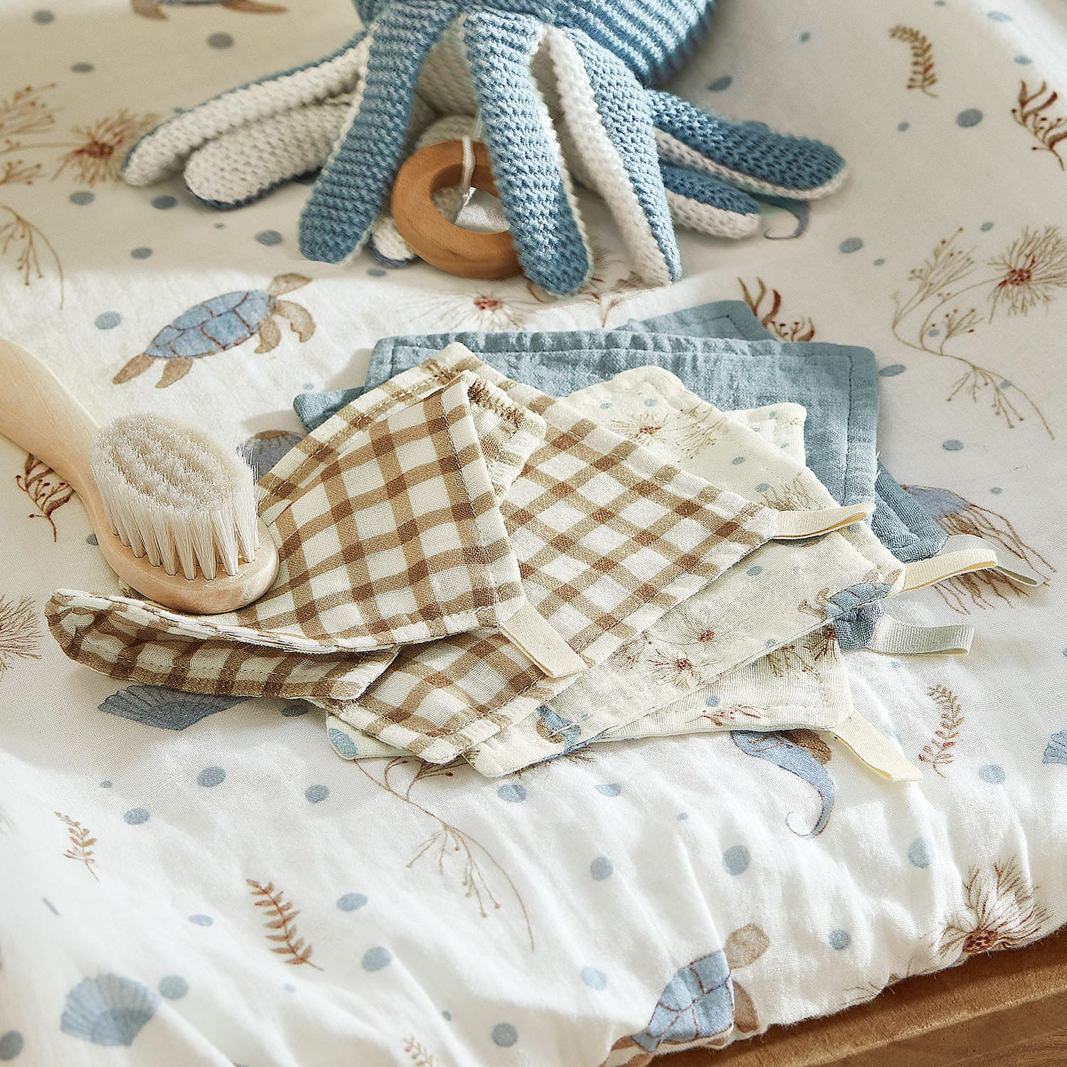 Set di 6 guanti da bagno Tinkertop Set di pannolini in cotone a quadretti e motivi marini su lettino con spazzola morbida