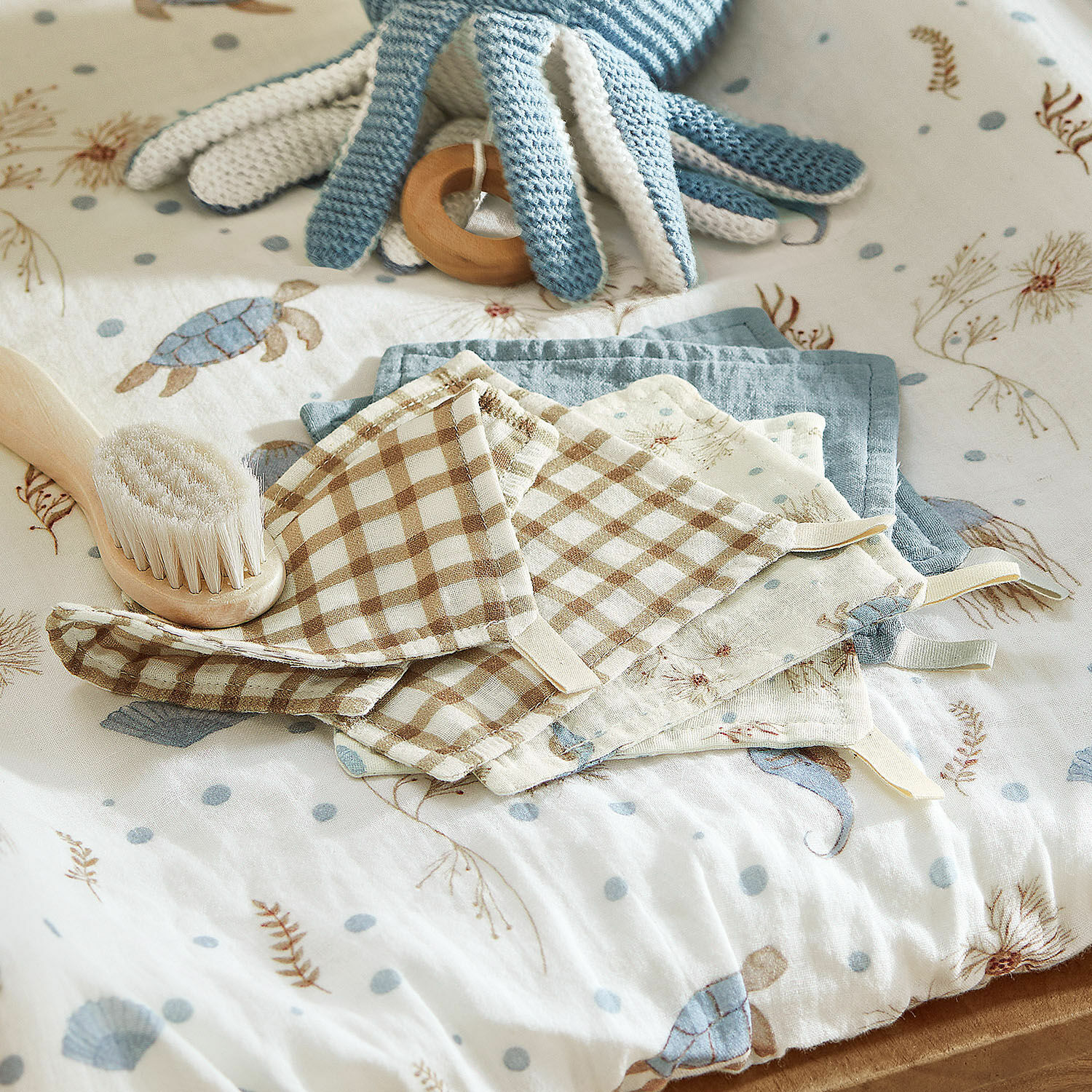 Set di 6 guanti da bagno Tinkertop Set di pannolini in cotone a quadretti e motivi marini su lettino con spazzola morbida