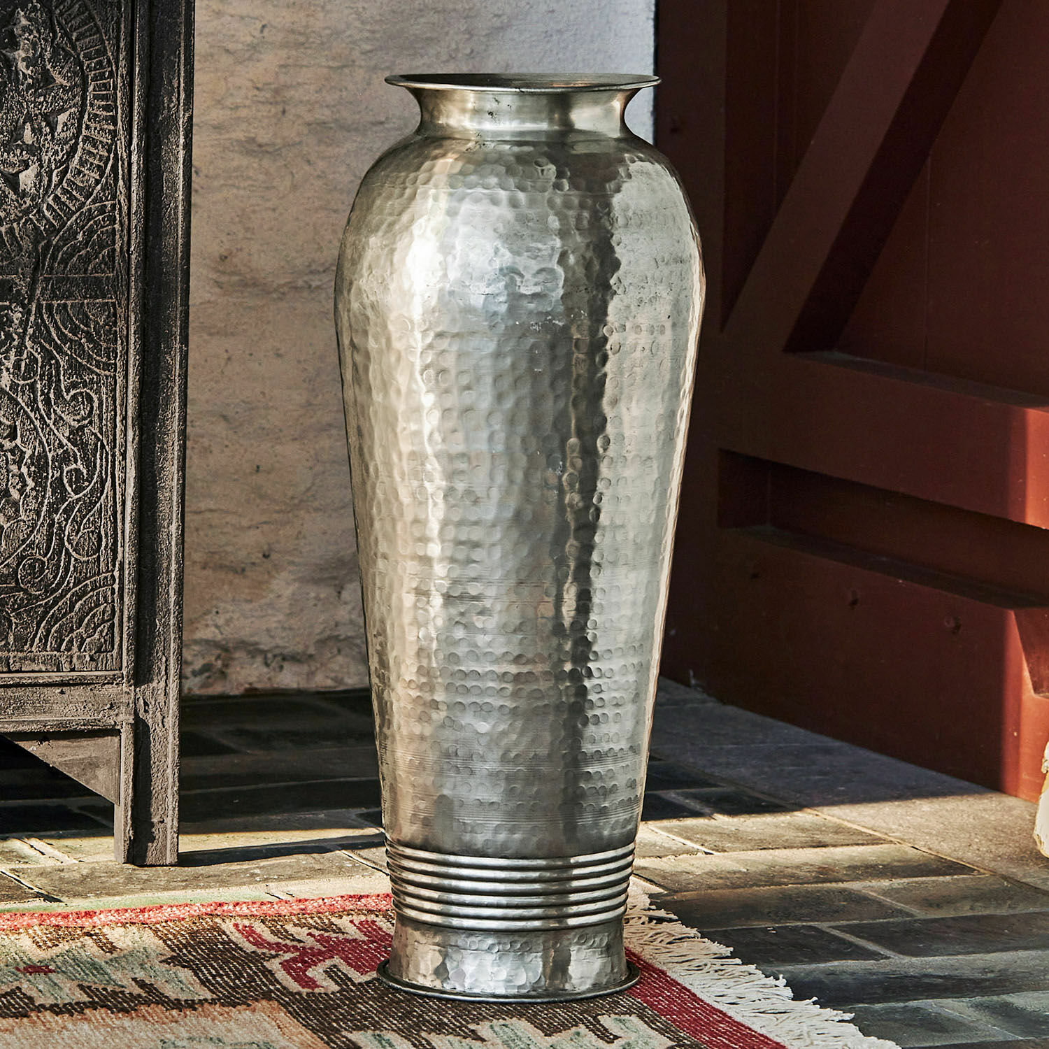 Portaombrelli Saba Vaso alto in metallo martellato color argento per decorazione d'interni, vaso decorativo in metallo