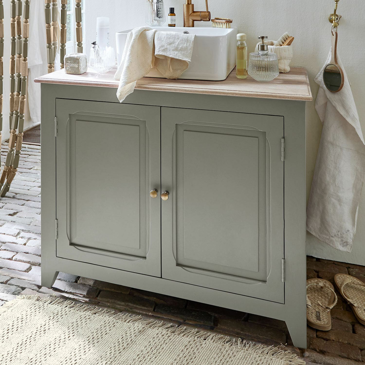 Mobile con lavabo Bastanès Mobile bagno grigio con piano in legno e lavabo bianco, accessori bagno sul piano