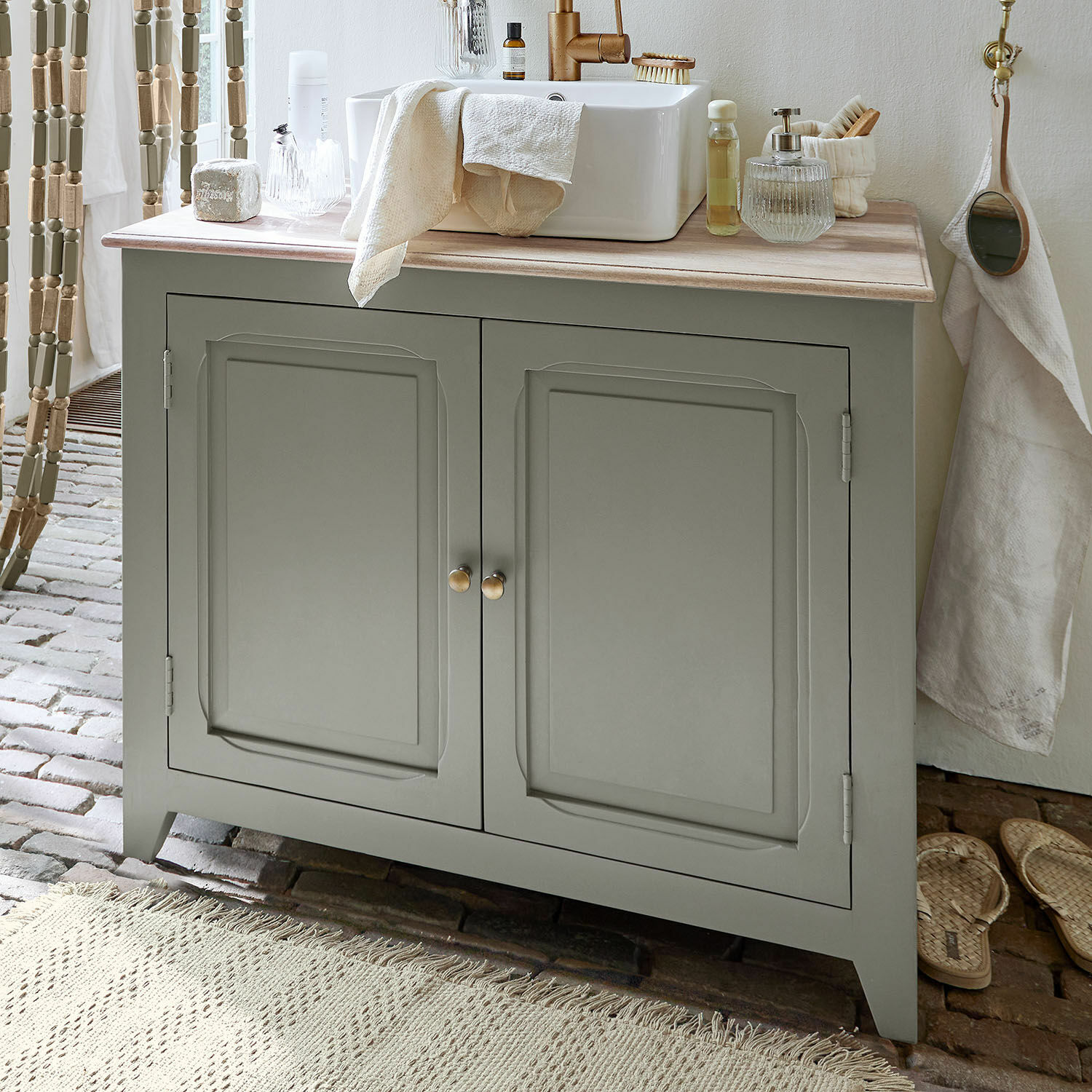 Mobile con lavabo Bastanès Mobile bagno grigio con piano in legno e lavabo bianco, accessori bagno sul piano