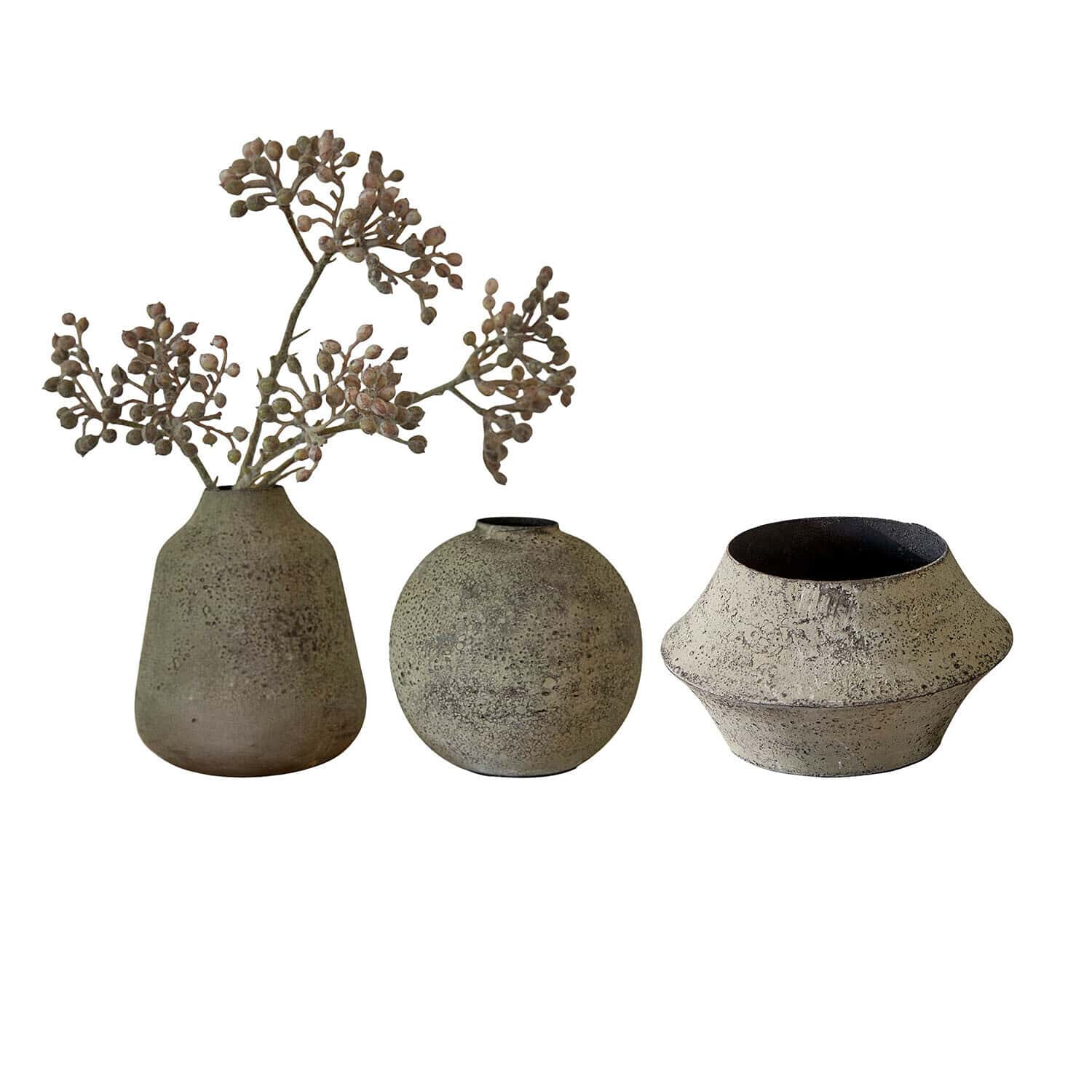 Set di 3 vasi Nalira Set di tre vasi in ceramica beige di forme diverse per decorazione d'interni