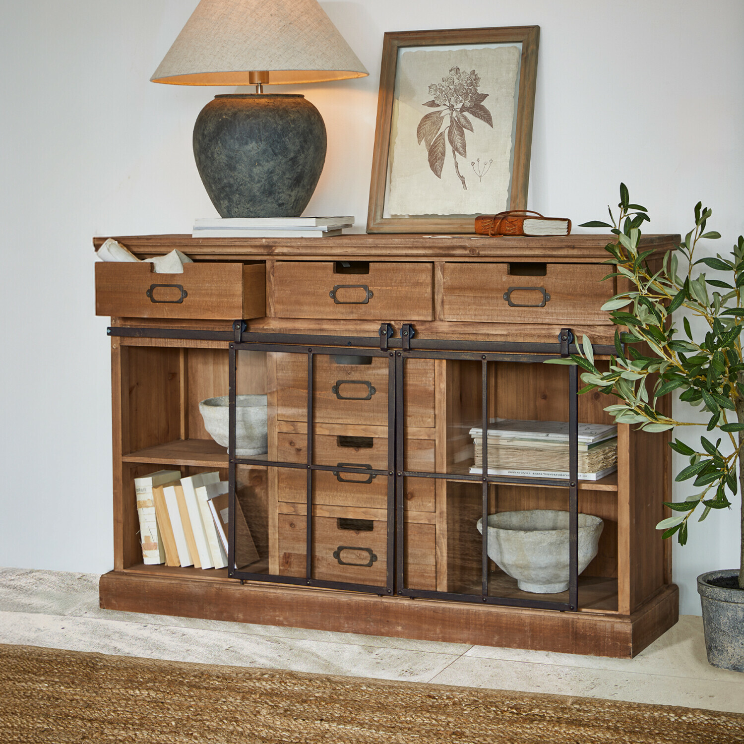 Credenza bassa Finegand Credenza in legno con cassetti e ante in vetro, decorata con lampada e pianta, stile rustico