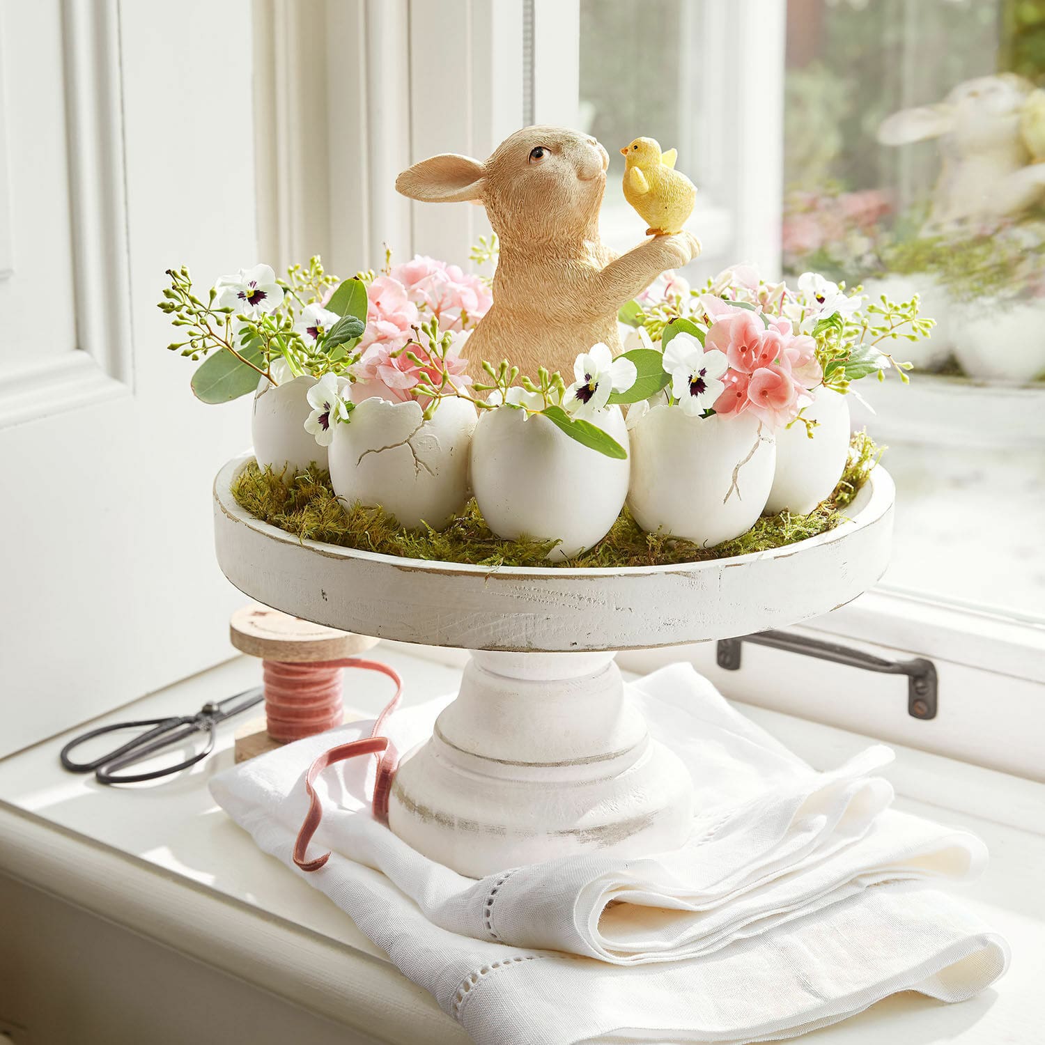 Alzata Loissard Decorazione pasquale con coniglio in ceramica e fiori in gusci d'uovo bianchi su base in legno
