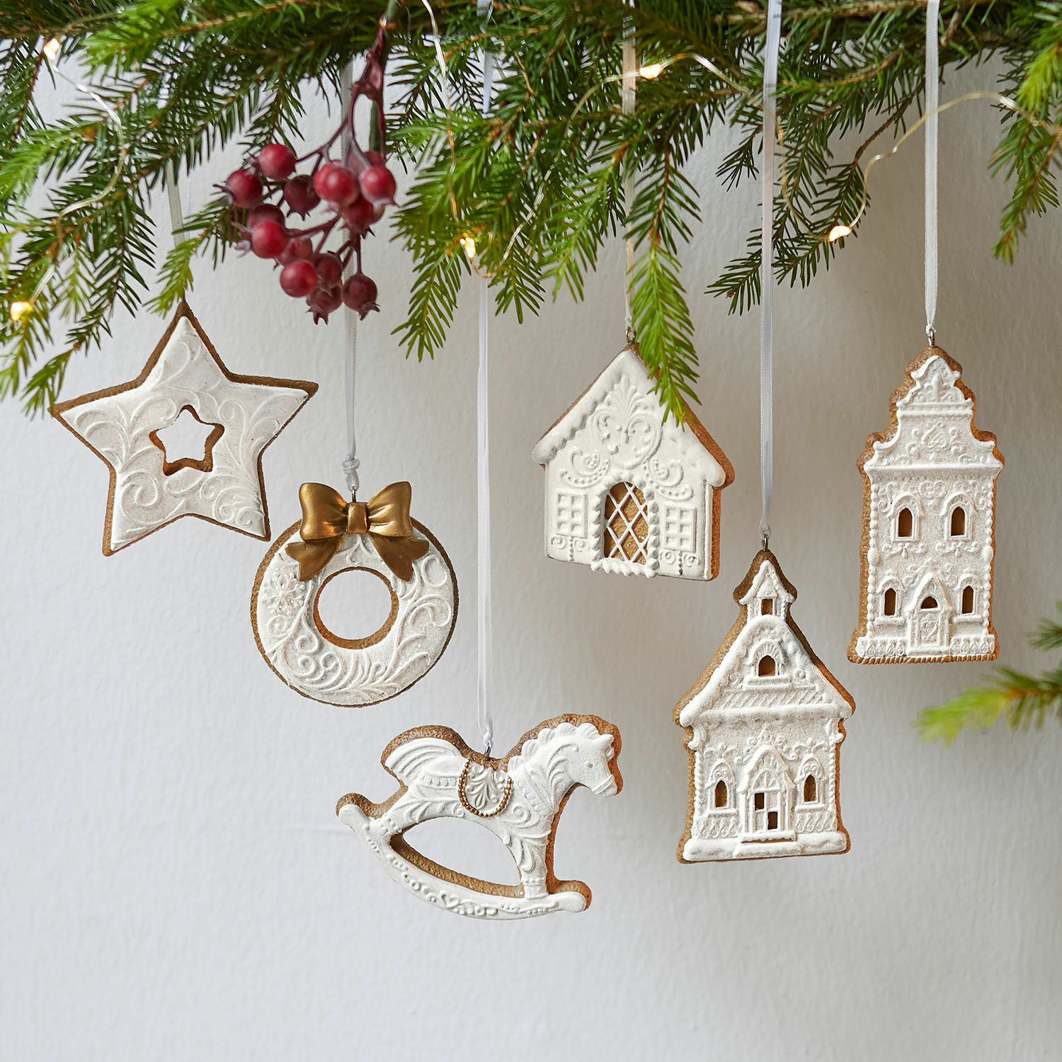 Set di 6 decorazioni da appendere Roéline Set di decorazioni natalizie bianche in ceramica a forma di stella, casette e cavallo a dondolo da appendere