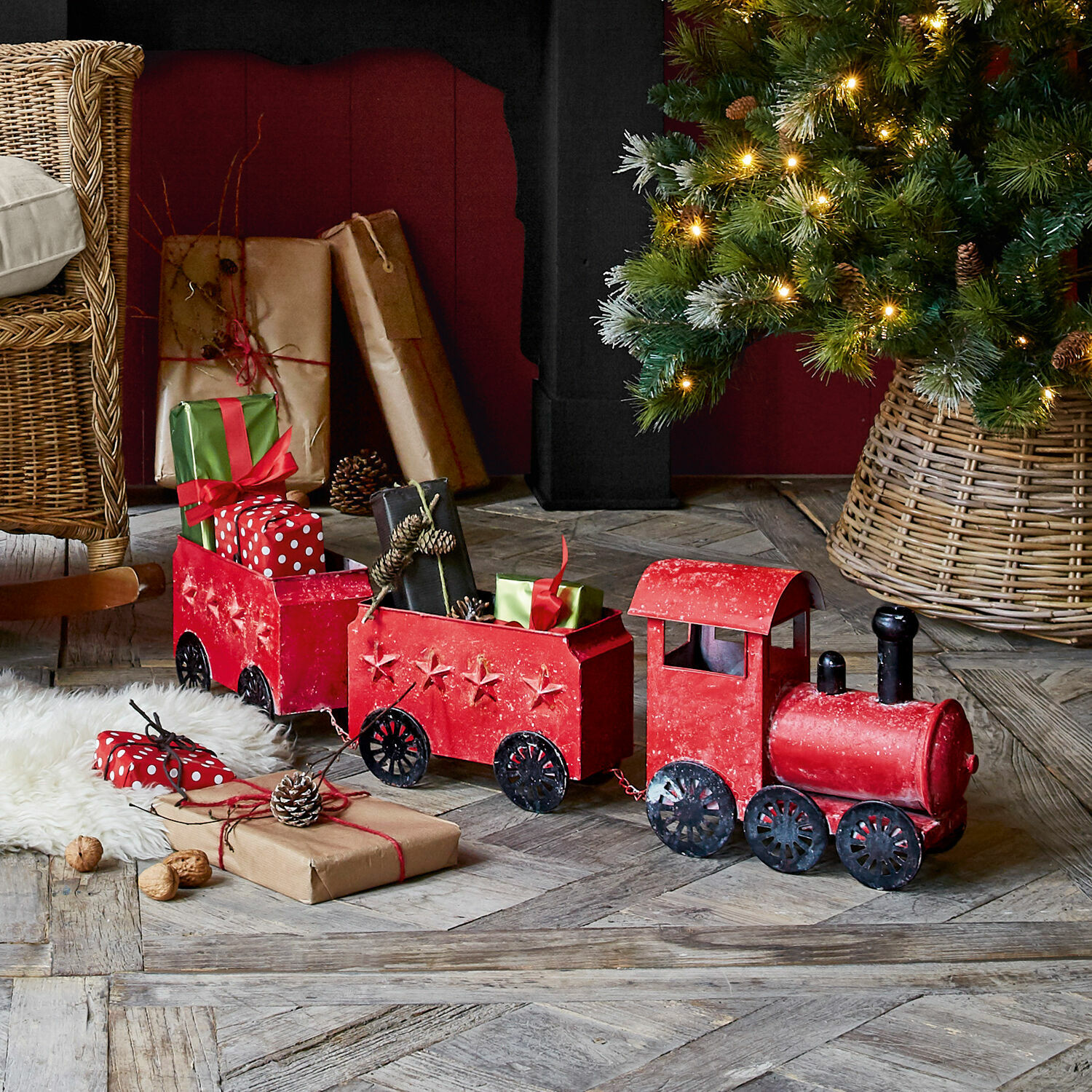 Trenino decorativo Ayene Treno decorativo in metallo rosso con stelle e regali, decorazione natalizia sotto l'albero