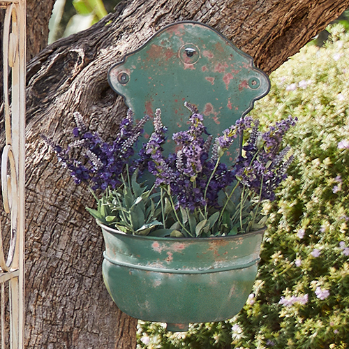 Fioriera da parete in metallo verde effetto invecchiato con fiori di lavanda viola per giardino