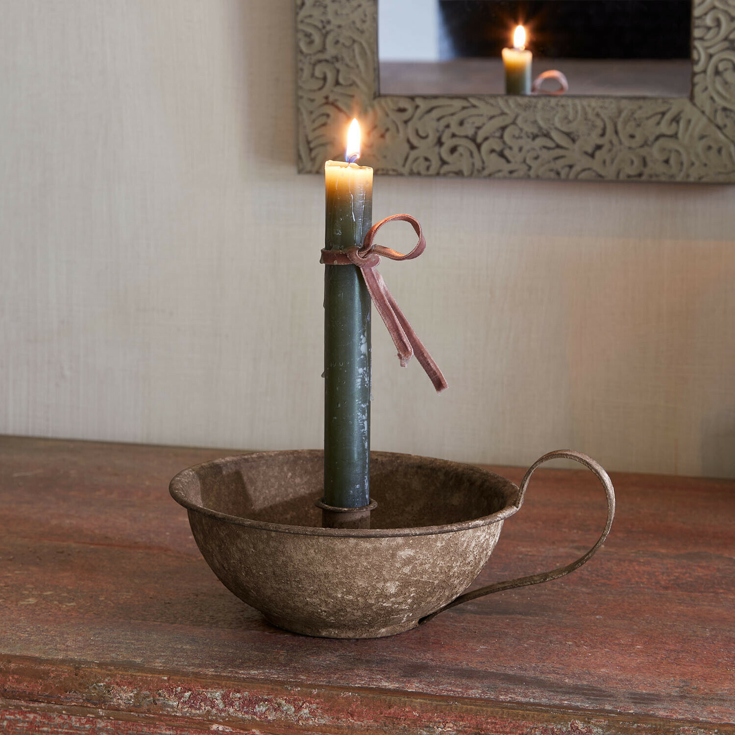 Candeliere Drélovine Candela verde con nastro rosa in portacandela metallico rustico su tavolo in legno