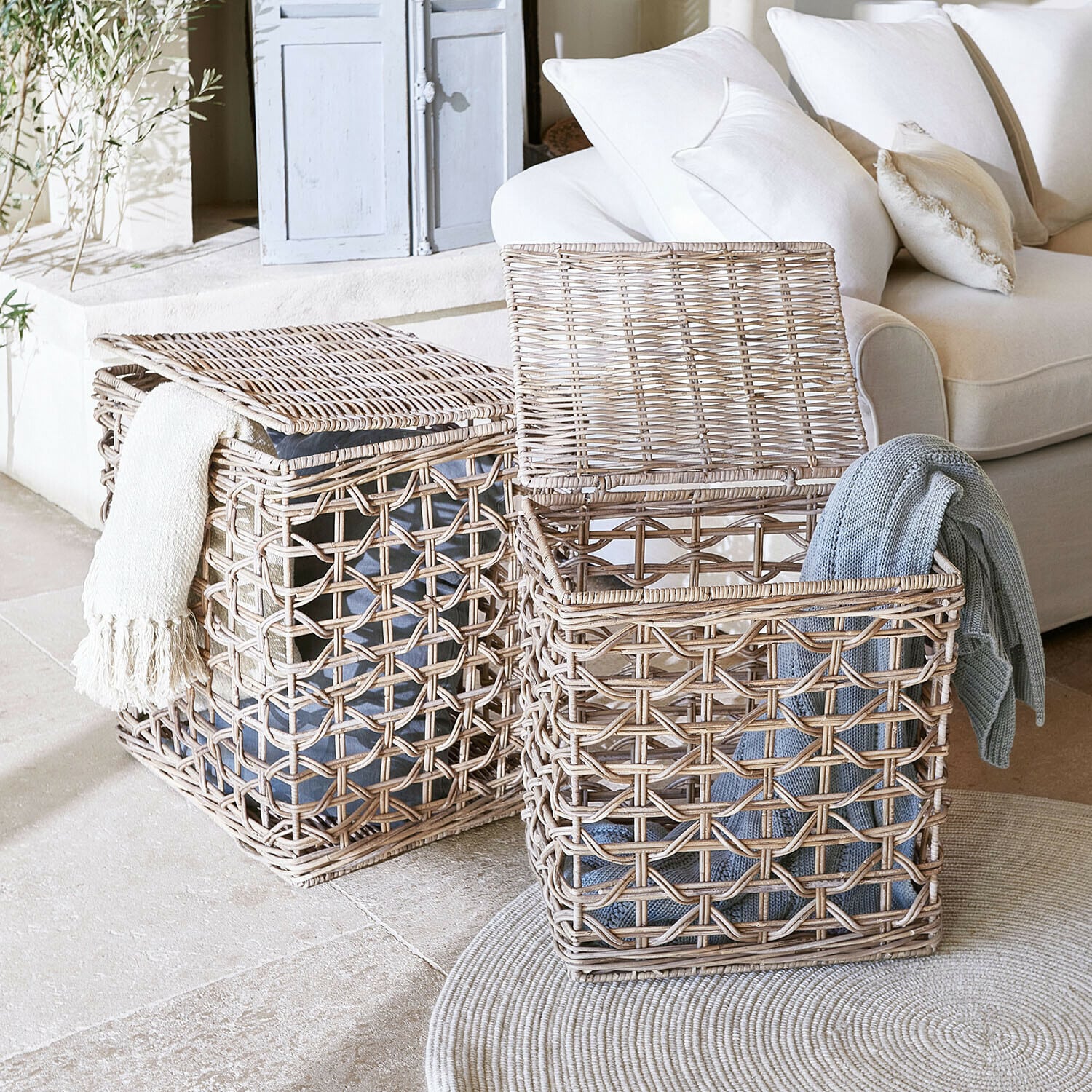 Due ceste in vimini naturale con coperte, soluzione pratica per riporre in soggiorno luminoso