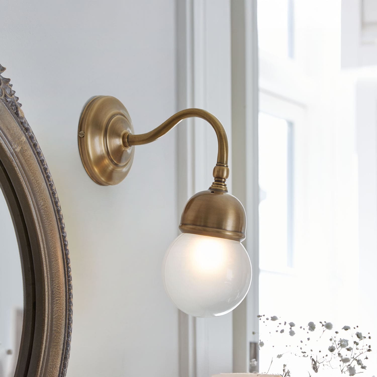 Applique da parete in ottone con globo in vetro satinato, illuminazione classica per soggiorno o bagno