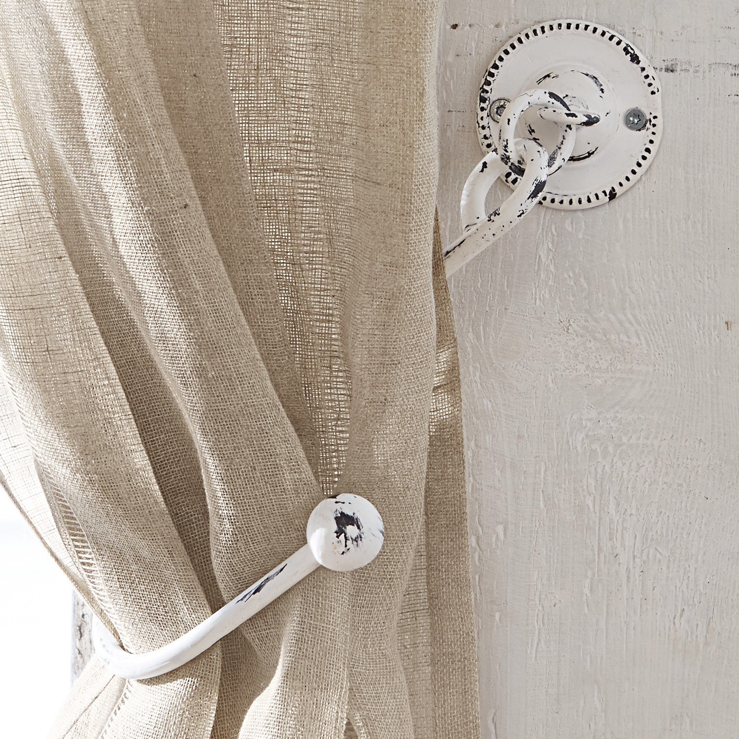 Coppia di fermatenda Lille Supporto per tenda in metallo bianco in stile invecchiato con tessuto di lino beige, decorazione finestra