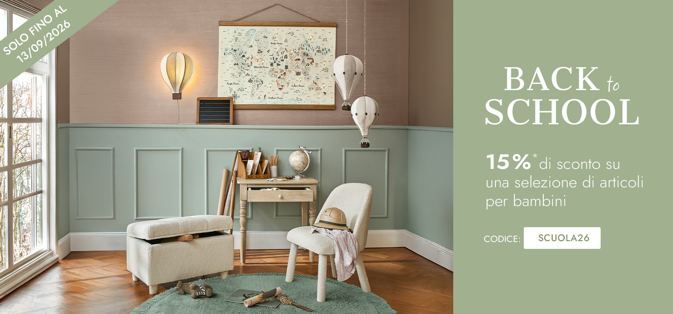 Camera per bambini accogliente con poltrona beige, pouf e scrivania in legno per lo studio