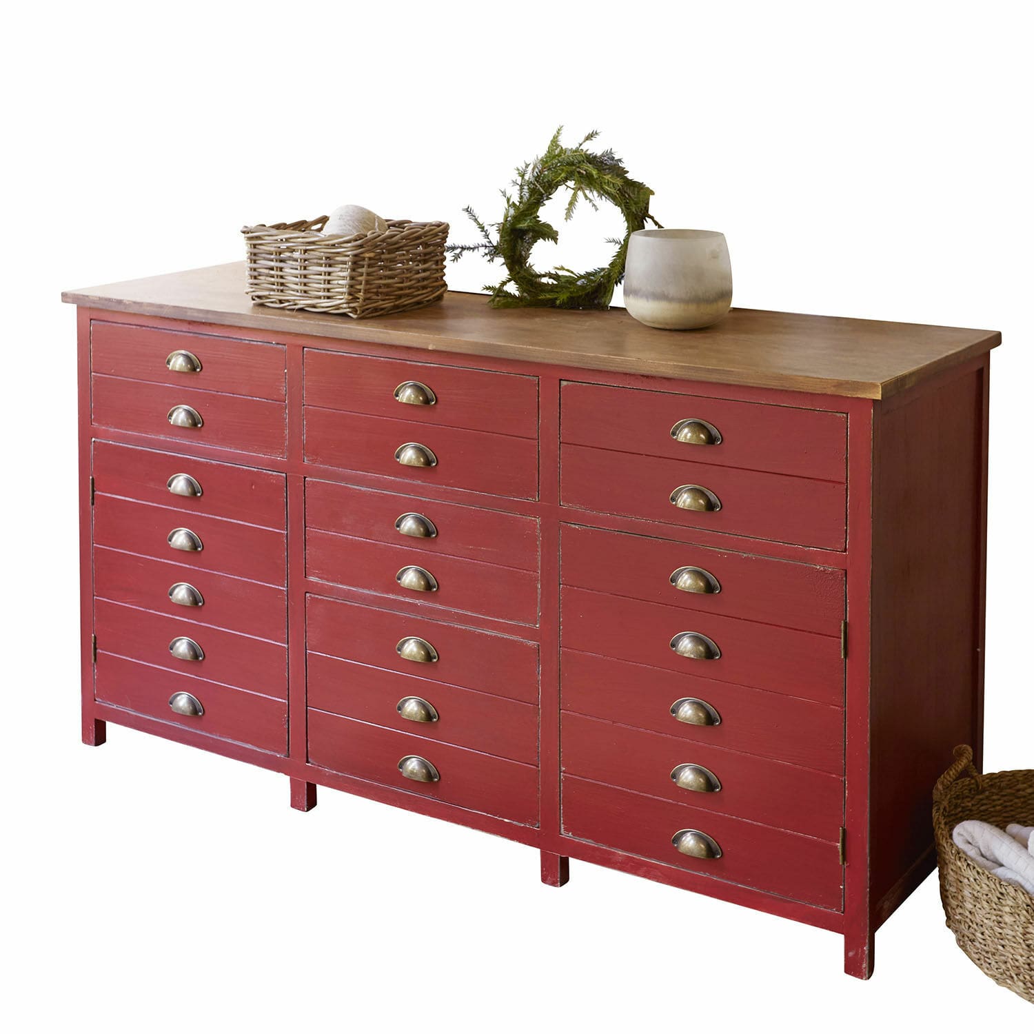 Comò Benice Comò in legno rosso con molti cassetti e maniglie in ottone, stile rustico