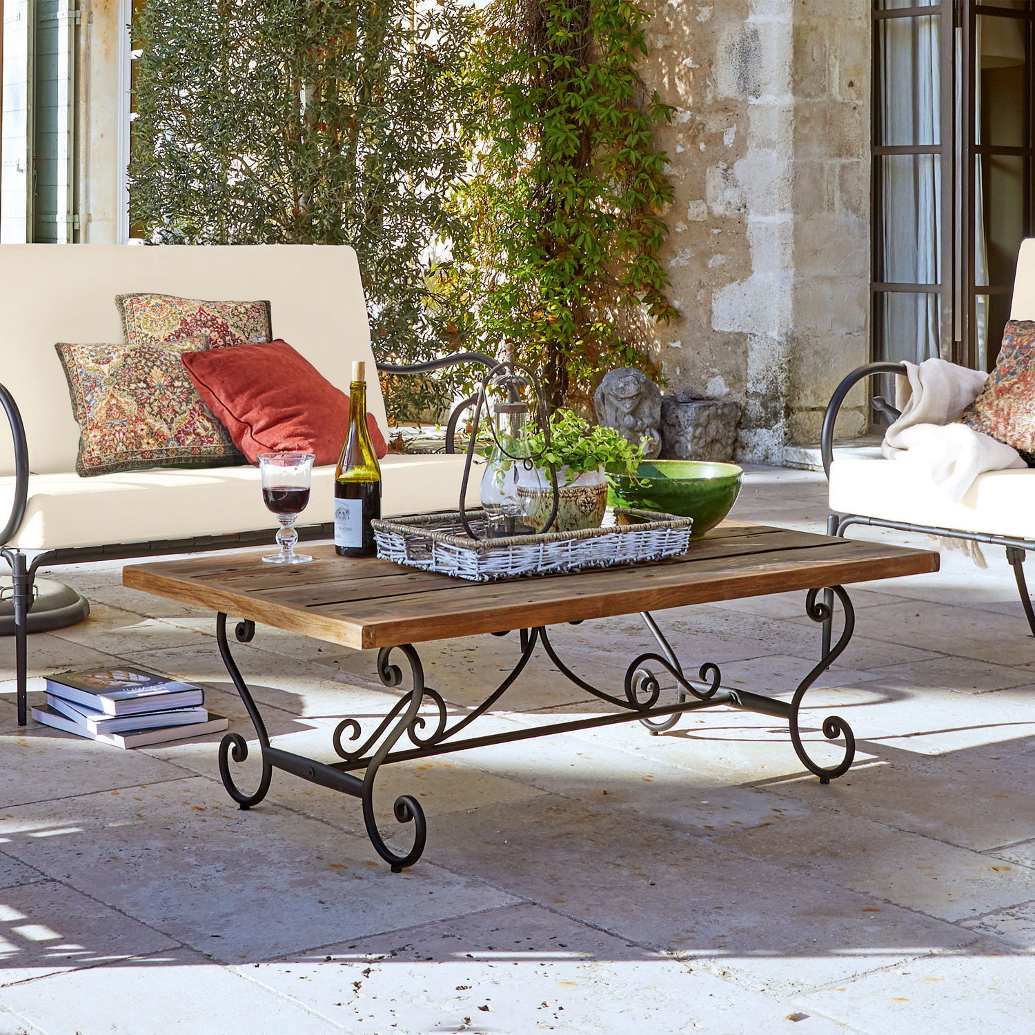 Tavolino Fontaneda Tavolino con piano in legno e gambe in metallo stile vintage su terrazza soleggiata