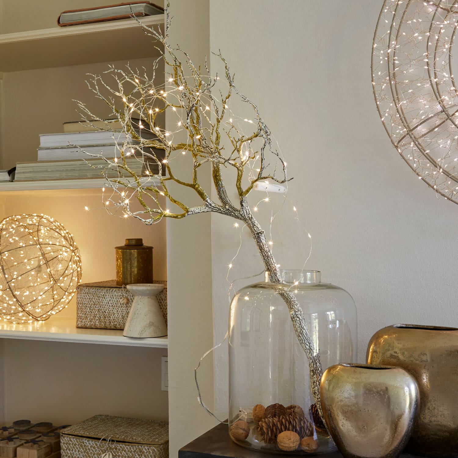 Ramo decorativo Orélie Ramo decorativo con luci LED in vaso di vetro trasparente con noci e pigne