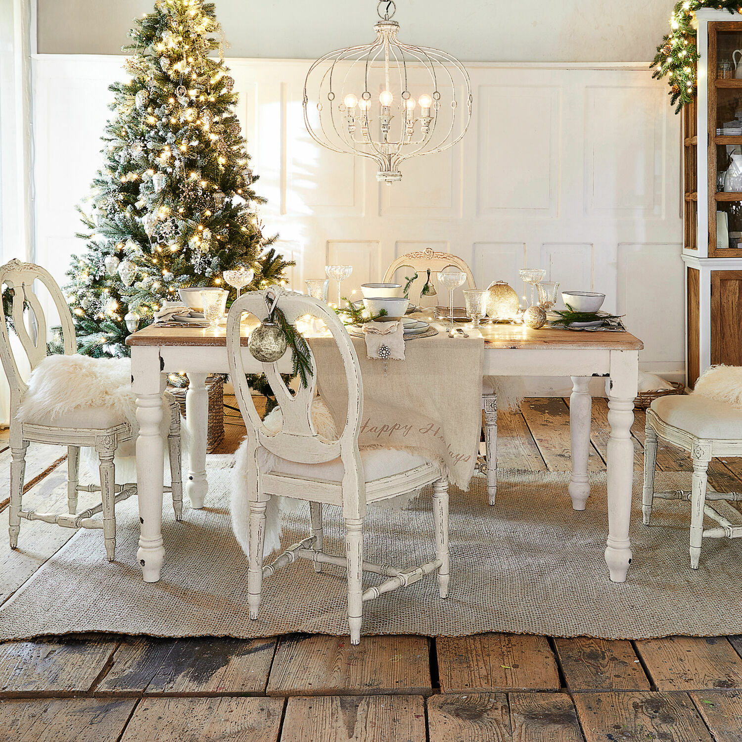 Tavolo Mont Lisan Sala da pranzo con tavolo e sedie in legno bianco decorate per Natale con albero e lampadario