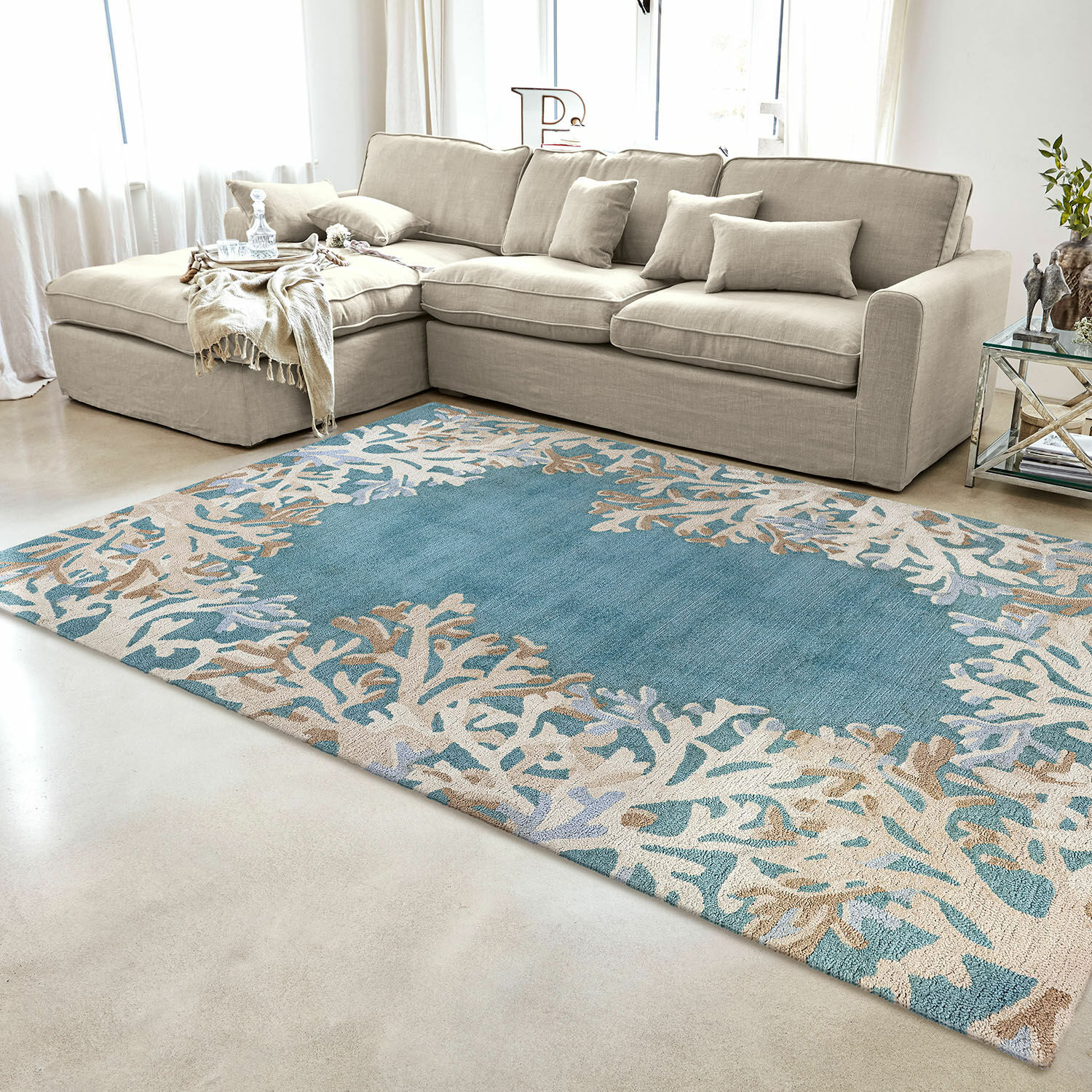 Tappeto per esterni e interni Dorlancourt Tappeto blu e beige con motivo corallo in soggiorno moderno con divano beige chiaro