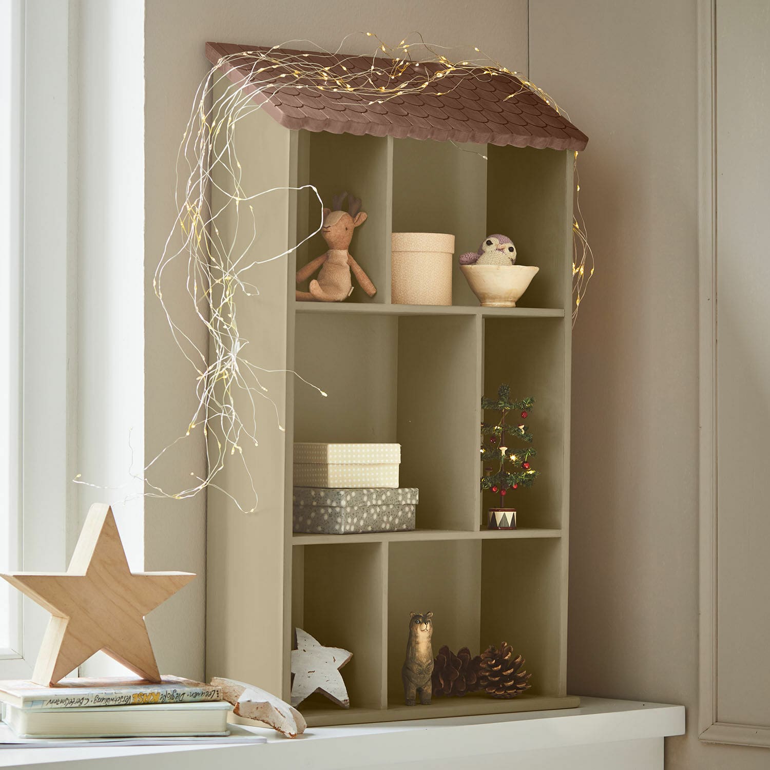 Scaffale da parete Zerith Mensola a forma di casetta in legno color oliva con decorazioni natalizie e luci LED