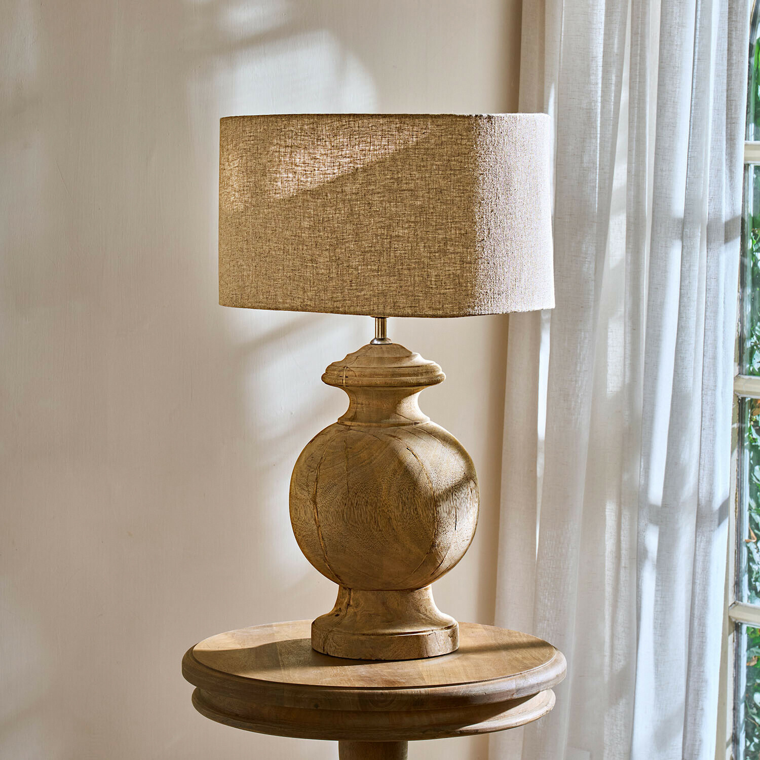 Lampada da tavolo Everholt Lampada da tavolo con base in legno e paralume beige, decorazione d'interni con materiali naturali