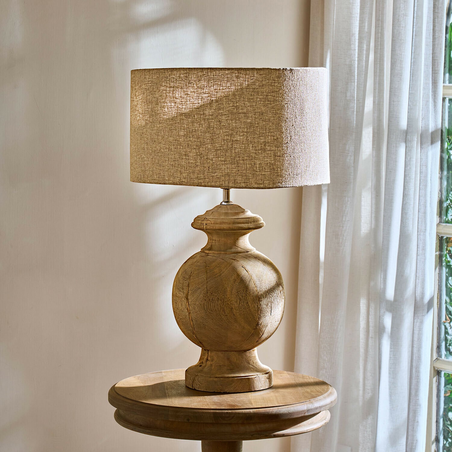 Lampada da tavolo Everholt Lampada da tavolo con base in legno e paralume beige, decorazione d'interni con materiali naturali